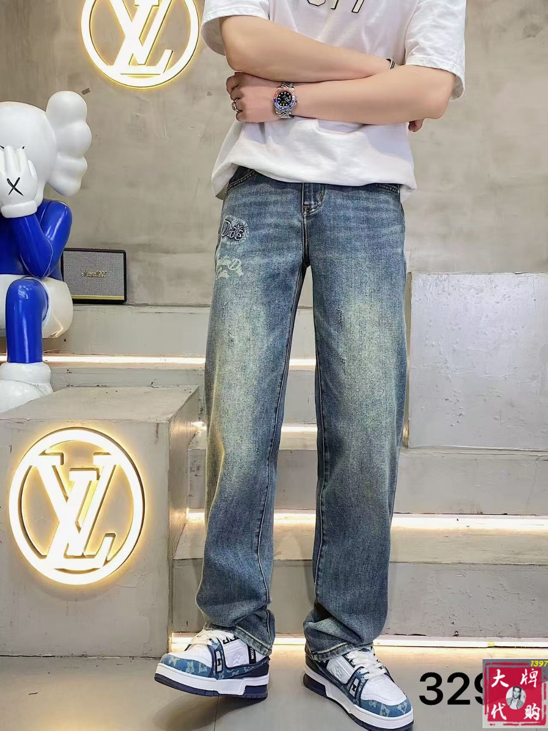 NO:844725,DIOR Dior men's jeans original factory original fabric original wash water!  Imported original washed elastic fabric, complicated handicraft superposition, any washing process will turn into a completely different color effect if you stay for a few seconds longer, so it is more precious, especially durable and taste-resistant... Use the best elastic texture of tannin, genuine leather labels, high-end metal accessories... to create a unique and original jeans style!  Original hardware accessories, super correct fit, comfortable and breathable, extremely high grade, counter quality, handsome upper body. Size 29-38, dior, dior, jeans,19860909DIOR 迪奥 男士牛仔裤原厂原布原洗水！进口原版水洗弹力面料,复杂的手工艺叠加,任何一个洗水环节多停留几秒都会变成完全不一样的颜色效果,所以越加珍贵,特别持久、耐味…… 选用上乘的丹宁弹力质感,真皮皮牌、高定的金属辅料……打造出独特及原创的牛仔裤款型！原版五金辅料,版型超正,舒适透气,档次极高,专柜品质,上身帅气十足.码数29-38,,dior,dior,jeans,,Men's clothing
