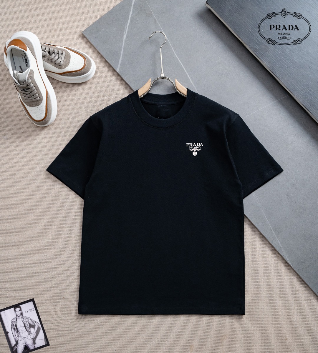 NO:773521,[Prada] New summer model, high-end custom fabric short-sleeved T-shirt, the world's top men's clothing, simple and fashionable, easy and versatile, elegant and extremely comfortable experience. High-end fabrics, bright colors, extremely smooth touch, delicate and not easy to wrinkle, luxurious and noble, crisp and stylish, lock stitch, high-density sewing, all details are handled meticulously!  Worth having.  Size S-3XL, can wear up to about 210 pounds, prada, prada, T-shirt, tees, t-shirt,19860909【 Prada 普拉达】夏季新款 高端定制面料短袖T恤, 全球顶级男装,简约时尚,从容百搭,大气优雅 极度舒适体验 高端面料 色泽鲜艳 极致顺滑触感 细腻不易起皱 奢华高贵 挺括有型 锁针、高密度缝制,一切的细节处理一丝不苟！值得拥有． 码数S-3XL 最大可穿210斤左右,,prada,prada,T-shirt,tees，t-shirt,,Men's clothing
