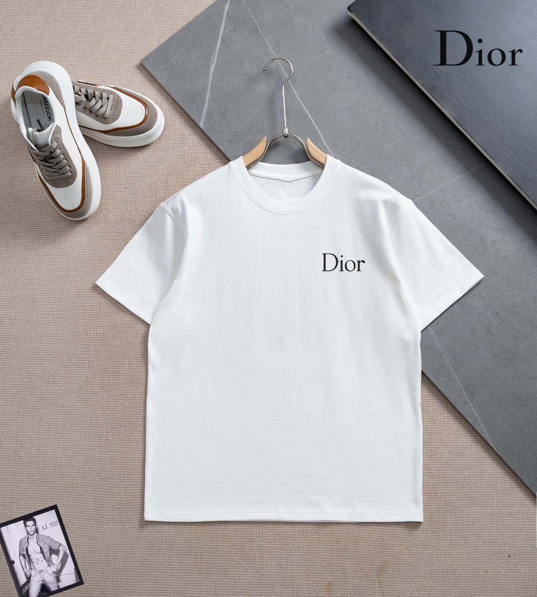 NO:773529,[DIOR] New summer model, short-sleeved T-shirt made of high-end custom fabrics, the world's top men's clothing, simple and fashionable, easy to match and versatile, elegant and extremely comfortable experience. High-end fabrics, bright colors, extremely smooth touch, delicate and not easy to wrinkle, luxurious and noble, crisp and stylish, lock stitch, high-density sewing, all details are handled meticulously!  Worth having.  Size S-3XL, can wear up to about 210 pounds, dior, dior, T-shirt, tees, t-shirt,19860909【 DIOR 迪奥】夏季新款 高端定制面料短袖T恤, 全球顶级男装,简约时尚,从容百搭,大气优雅 极度舒适体验 高端面料 色泽鲜艳 极致顺滑触感 细腻不易起皱 奢华高贵 挺括有型 锁针、高密度缝制,一切的细节处理一丝不苟！值得拥有． 码数S-3XL 最大可穿210斤左右,,dior,dior,T-shirt,tees，t-shirt,,Men's clothing