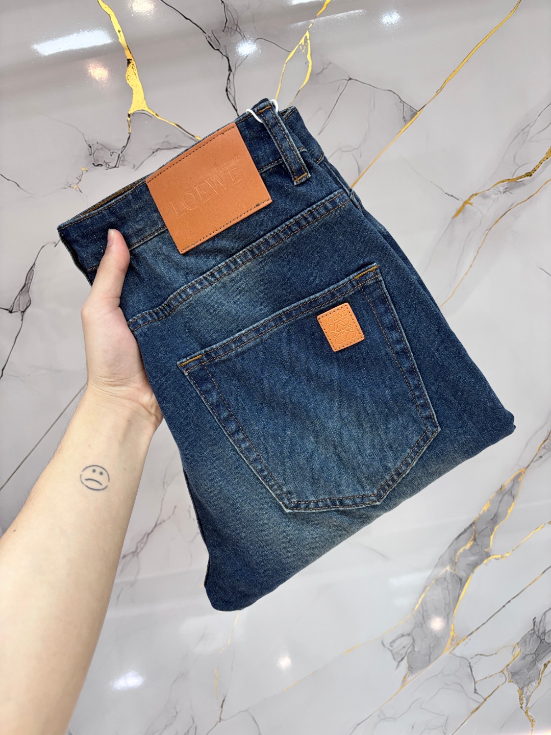 NO:773567,Loewe Luo Yiwei's hottest new products are coming. The physical store has the best original 1:1 jeans counter, suitable for all ages. The highest version of European imported fabrics on the market. Comfortable, soft and skin-friendly, the upper body effect is super fashionable and versatile, straight and stylish, a wardrobe must-have!  Suitable for any occasion, sizes 29-38,,loewe,loewe,jeans,19860909Loewe 罗意威 爆款来袭 新款新品 实体店已极品牛仔裤专柜原版1:1好货,适合各个年龄段.市场最高版本的欧洲进口面料.舒适柔软亲肤,上身效果超级棒时尚百搭,笔挺有型,衣橱必备！适合任何场合穿着 尺码29-38,,loewe,loewe,jeans,,Men's clothing