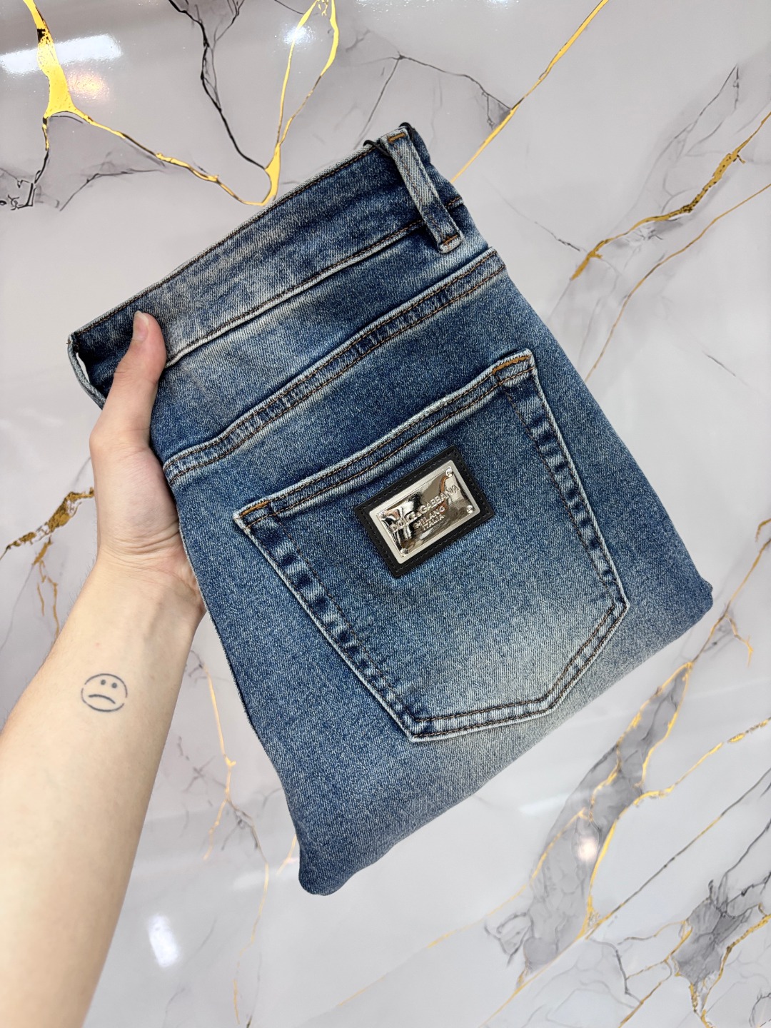 NO:773558,DG Dolce & Gabbana's hottest new products are coming. The physical store has the best jeans counters with original 1:1 good products, suitable for all ages. The highest version of European imported fabrics on the market. Comfortable, soft and skin-friendly, with super upper body effect, fashionable and versatile, straight and stylish, a wardrobe must-have!  Suitable for any occasion, sizes 29-38, Dolce&Gabbana, jeans,19860909DG 杜嘉班纳 爆款来袭 新款新品 实体店已极品牛仔裤专柜原版1:1好货,适合各个年龄段.市场最高版本的欧洲进口面料.舒适柔软亲肤,上身效果超级棒时尚百搭,笔挺有型,衣橱必备！适合任何场合穿着 尺码29-38,,Dolce&Gabbana,jeans,,Men's clothing