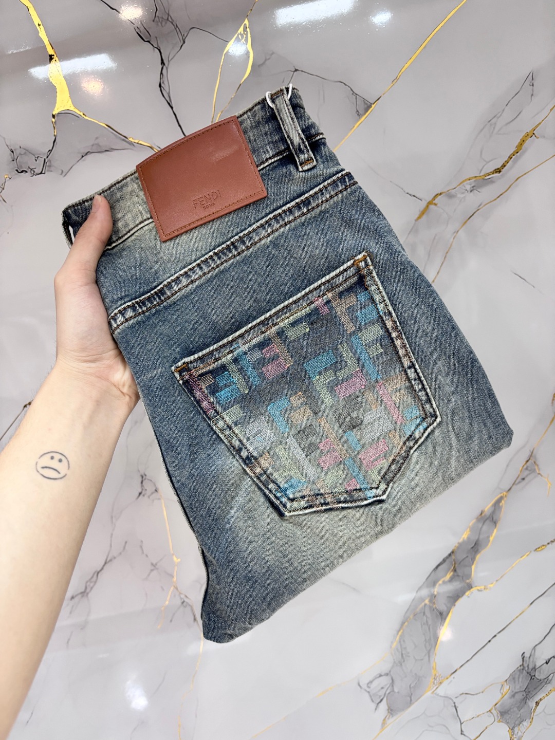 NO:773563,Fendi Fendi's hottest new products are coming. The physical store has the best original 1:1 jeans in the counter, suitable for all ages. The highest version of European imported fabrics on the market. Comfortable, soft and skin-friendly, the upper body effect is super fashionable and versatile, straight and stylish, a wardrobe must-have!  Suitable for any occasion, sizes 29-38, fendi, fendi, jeans,19860909Fendi 芬迪 爆款来袭 新款新品 实体店已极品牛仔裤专柜原版1:1好货,适合各个年龄段.市场最高版本的欧洲进口面料.舒适柔软亲肤,上身效果超级棒时尚百搭,笔挺有型,衣橱必备！适合任何场合穿着 尺码29-38,,fendi,fendi,jeans,,Men's clothing