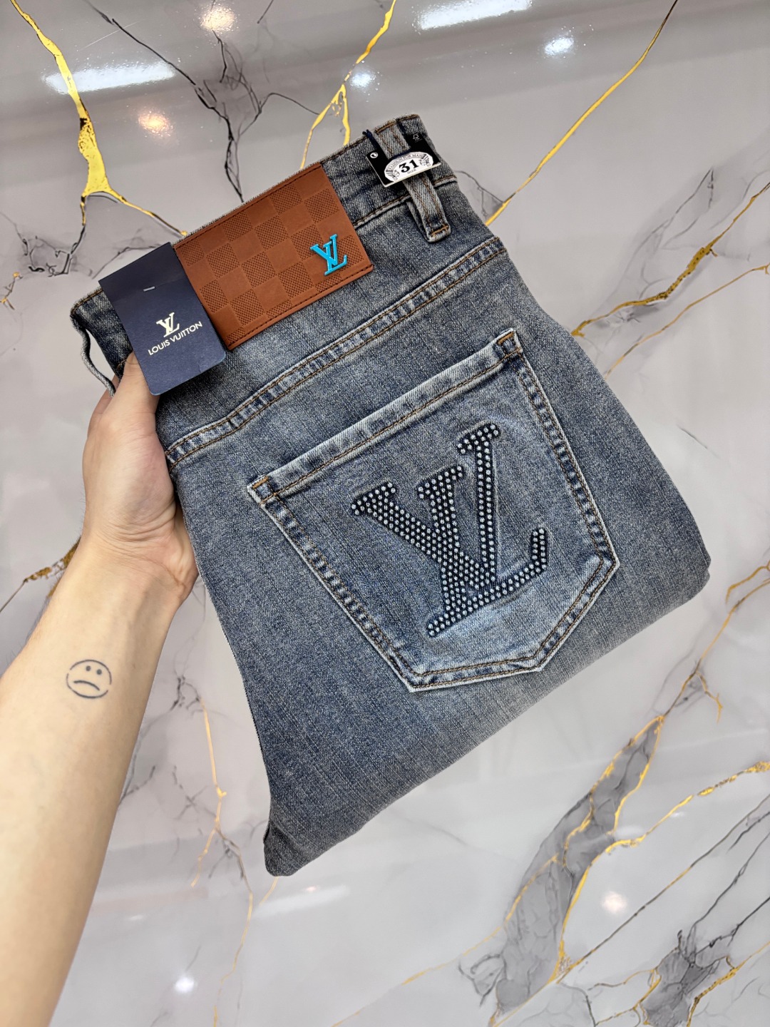 NO:773573,LV Louis Vuitton's hottest new products are coming. The physical store has the best jeans counters with original 1:1 good products, suitable for all ages. The highest version of European imported fabrics on the market. Comfortable, soft and skin-friendly, the upper body effect is super fashionable and versatile, straight and stylish, a wardrobe must-have!  Suitable for any occasion, sizes 30-40,,louis vuitton,louis vuitton,jeans,19860909LV 路易威登 爆款来袭 新款新品 实体店已极品牛仔裤专柜原版1:1好货,适合各个年龄段.市场最高版本的欧洲进口面料.舒适柔软亲肤,上身效果超级棒时尚百搭,笔挺有型,衣橱必备！适合任何场合穿着 尺码30-40,,louis vuitton,louis vuitton,jeans,,Men's clothing