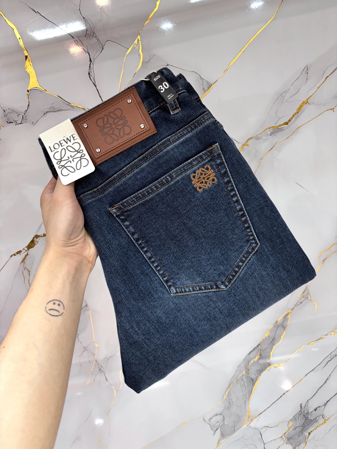NO:773579,Loewe Luo Yiwei's hottest new products are coming. The physical store has the best original 1:1 jeans counter, suitable for all ages. The highest version of European imported fabrics on the market. Comfortable, soft and skin-friendly, the upper body effect is super fashionable and versatile, straight and stylish, a wardrobe must-have!  Suitable for any occasion, sizes 30-40,,loewe,loewe,jeans,19860909Loewe 罗意威 爆款来袭 新款新品 实体店已极品牛仔裤专柜原版1:1好货,适合各个年龄段.市场最高版本的欧洲进口面料.舒适柔软亲肤,上身效果超级棒时尚百搭,笔挺有型,衣橱必备！适合任何场合穿着 尺码30-40,,loewe,loewe,jeans,,Men's clothing