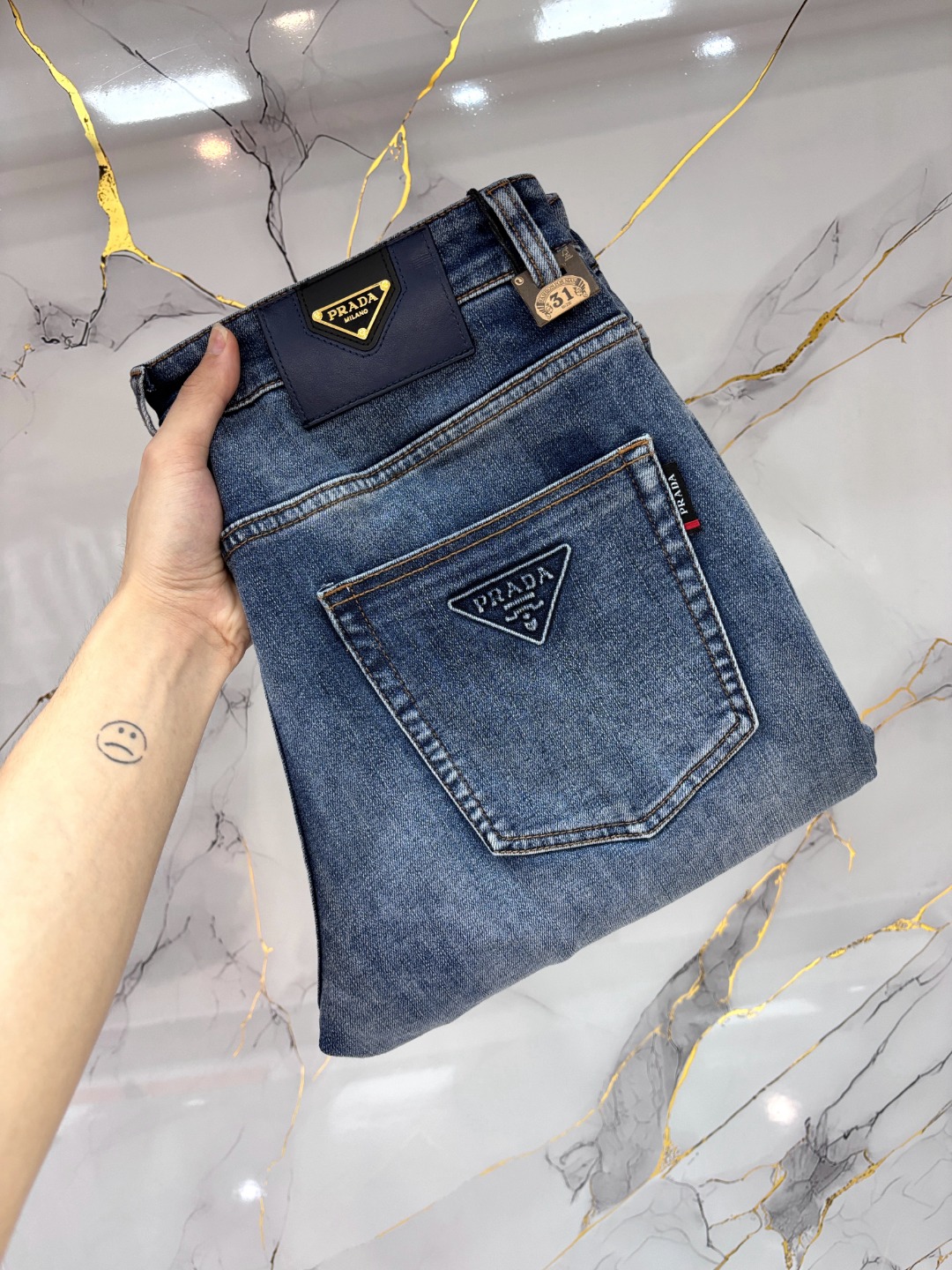 NO:773556,Prada's hottest new products are coming. The physical stores have the best jeans counters with original 1:1 quality products, suitable for all ages. The highest version of European imported fabrics on the market. Comfortable, soft and skin-friendly, the upper body effect is super fashionable and versatile, straight and stylish, a wardrobe must-have!  Suitable for any occasion, sizes 30-40, prada, prada, jeans,19860909Prada 普拉达 爆款来袭 新款新品 实体店已极品牛仔裤专柜原版1:1好货,适合各个年龄段.市场最高版本的欧洲进口面料.舒适柔软亲肤,上身效果超级棒时尚百搭,笔挺有型,衣橱必备！适合任何场合穿着 尺码30-40,,prada,prada,jeans,,Men's clothing