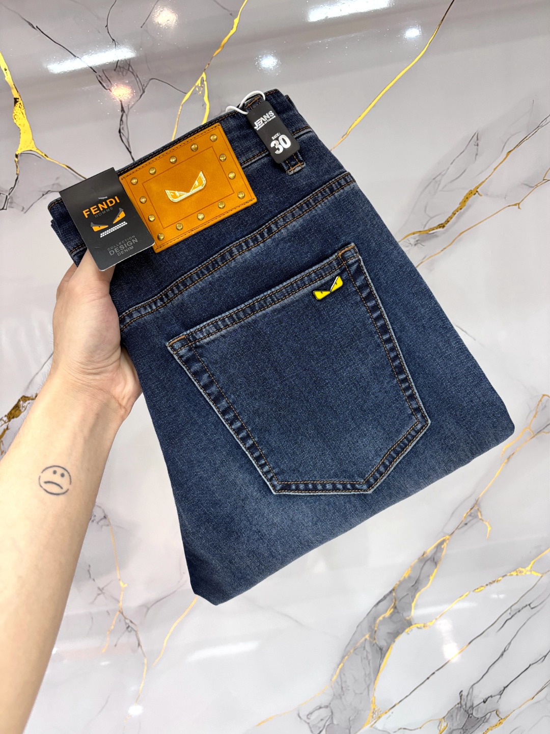 NO:773576,Fendi Fendi's hottest new products are coming. The physical store has the best original 1:1 jeans in the counter, suitable for all ages. The highest version of European imported fabrics on the market. Comfortable, soft and skin-friendly, the upper body effect is super fashionable and versatile, straight and stylish, a wardrobe must-have!  Suitable for any occasion, sizes 30-40, fendi, fendi, jeans,19860909Fendi 芬迪 爆款来袭 新款新品 实体店已极品牛仔裤专柜原版1:1好货,适合各个年龄段.市场最高版本的欧洲进口面料.舒适柔软亲肤,上身效果超级棒时尚百搭,笔挺有型,衣橱必备！适合任何场合穿着 尺码30-40,,fendi,fendi,jeans,,Men's clothing