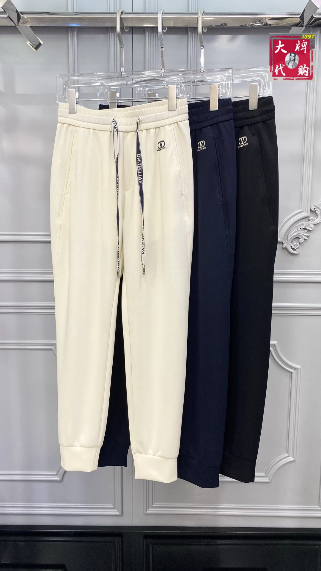NO:775515,[Valentino] New high-end fashion drawstring casual pants and elastic pants, simple and elegant, simple and fashionable, easy to match, comfortable and refreshing. Made of imported high-quality fabrics, luxurious, noble, stiff and stylish lock stitching, high-density sewing, all details are handled meticulously. Sizes 29-36,,valentino,19860909【 华伦天奴】新款高级时装抽绳休闲裤松紧裤,简洁大气 简约时尚,从容百搭,舒适清爽采用进口上等面料奢华高贵挺括有型锁针、高密度缝制,一切的细节处理一丝不苟 尺码29-36,,valentino,,Men's clothing