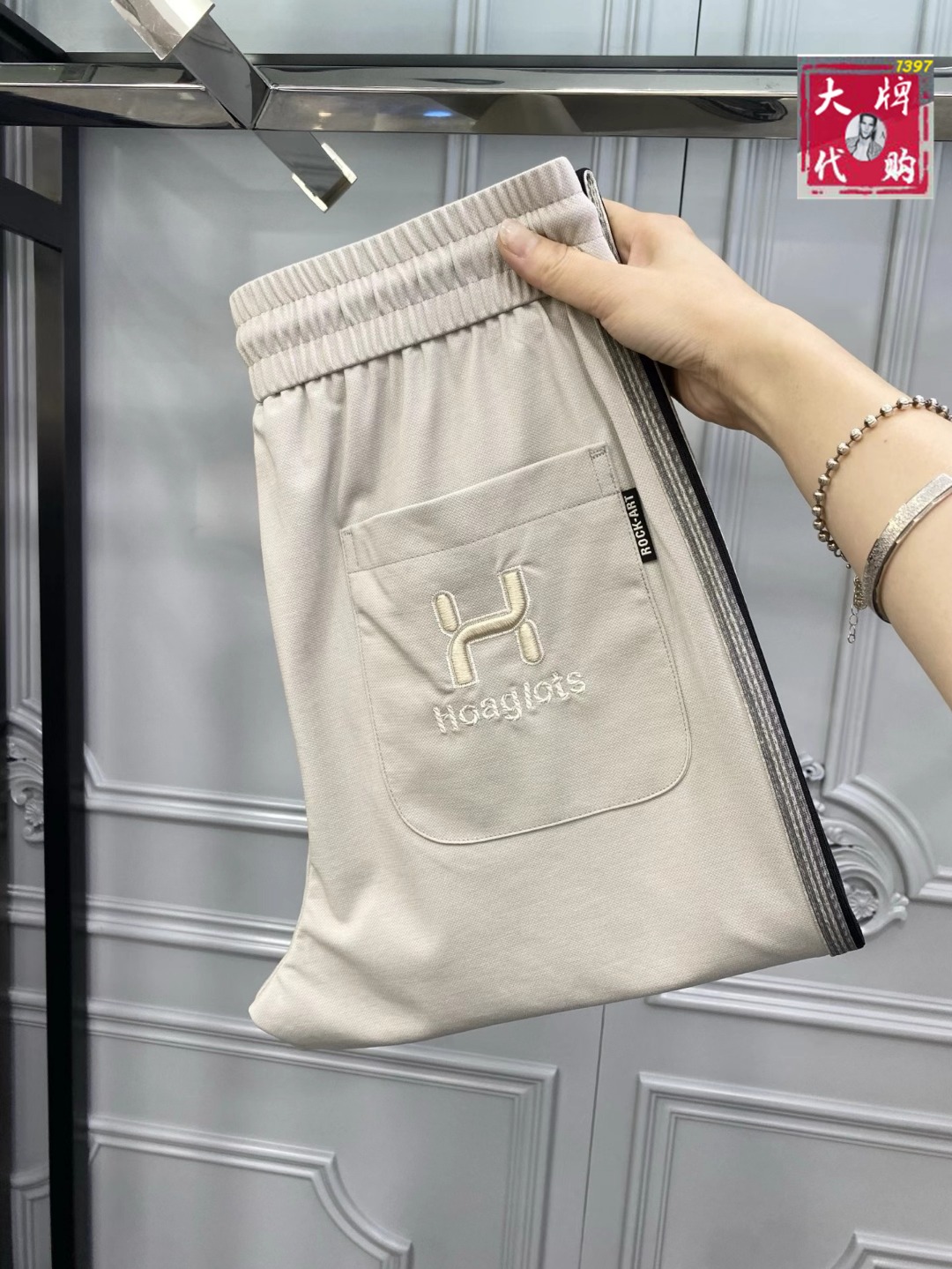 NO:775520,[Hermès] New high-end fashion drawstring casual pants and elastic pants, simple and elegant, simple and fashionable, easy to match, comfortable and refreshing. Made of imported high-quality fabrics, luxurious, noble, stiff and stylish lock stitching, high-density sewing, all details are handled meticulously. Sizes 29-36,, hermes,19860909【 爱马仕】新款高级时装抽绳休闲裤松紧裤,简洁大气 简约时尚,从容百搭,舒适清爽采用进口上等面料奢华高贵挺括有型锁针、高密度缝制,一切的细节处理一丝不苟 尺码29-36,,hermes,,Men's clothing