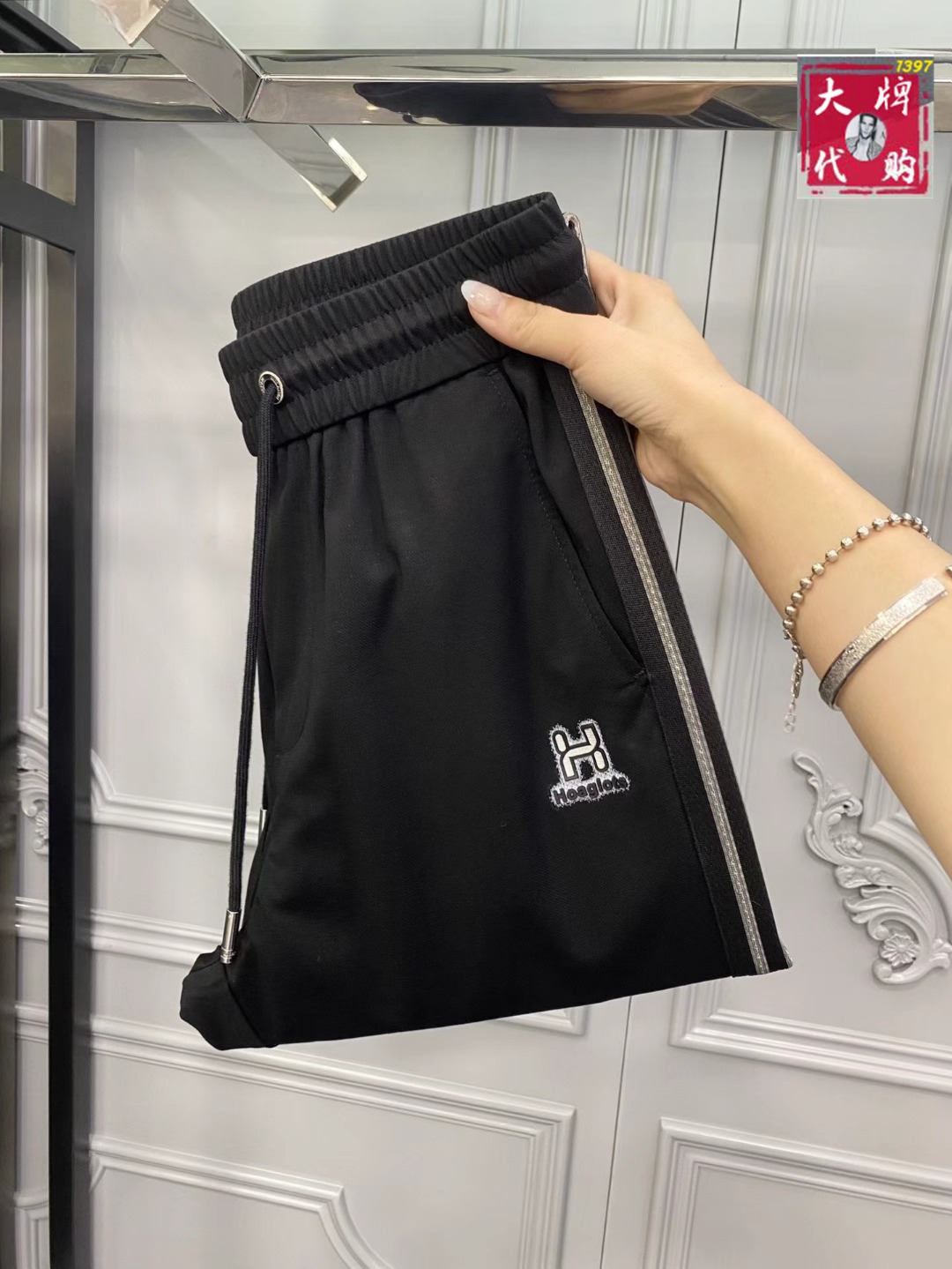 NO:775524,[Hermes] New high-end fashion drawstring casual pants and elastic pants, simple and elegant, simple and fashionable, easy to match, comfortable and refreshing. Made of imported high-quality fabrics, luxurious, noble, stiff and stylish lock stitching, high-density sewing, all details are handled meticulously. Sizes 29-36,, hermes, hermes,19860909【 Hermes 爱马仕】新款高级时装抽绳休闲裤松紧裤,简洁大气 简约时尚,从容百搭,舒适清爽采用进口上等面料奢华高贵挺括有型锁针、高密度缝制,一切的细节处理一丝不苟 尺码29-36,,hermes,hermes,,Men's clothing
