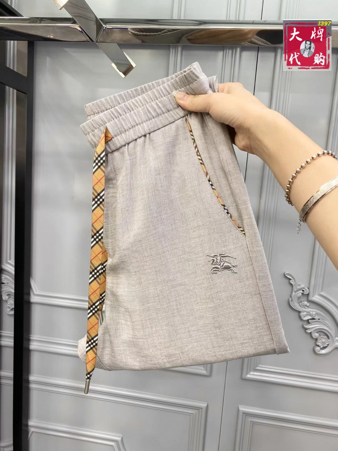 NO:775477,[Burberry] New high-end fashion drawstring casual pants and elastic pants, simple and elegant, simple and fashionable, easy to match, comfortable and refreshing. Made of imported high-quality fabrics, luxurious, noble, stiff and stylish lock stitching, high-density sewing, all details are handled meticulously. Sizes 29-36,, burberry, burberry,19860909【 Burberry 巴宝莉】新款高级时装抽绳休闲裤松紧裤,简洁大气 简约时尚,从容百搭,舒适清爽采用进口上等面料奢华高贵挺括有型锁针、高密度缝制,一切的细节处理一丝不苟 尺码29-36,,burberry,burberry,,Men's clothing
