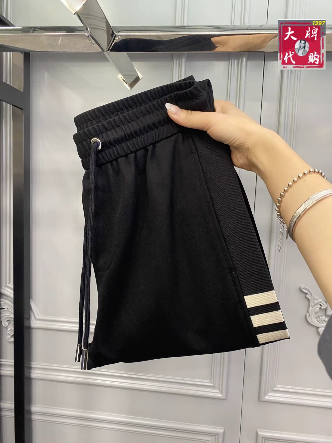 NO:775489,[Moncler] New high-end fashion drawstring casual pants and elastic pants, simple and elegant, simple and fashionable, easy to match, comfortable and refreshing. Made of imported high-quality fabrics, luxurious, noble, stiff and stylish lock stitching, high-density sewing, all details are handled meticulously. Sizes 29-36,,Moncler,19860909【 Moncler 蒙口】新款高级时装抽绳休闲裤松紧裤,简洁大气 简约时尚,从容百搭,舒适清爽采用进口上等面料奢华高贵挺括有型锁针、高密度缝制,一切的细节处理一丝不苟 尺码29-36,,Moncler,,Men's clothing