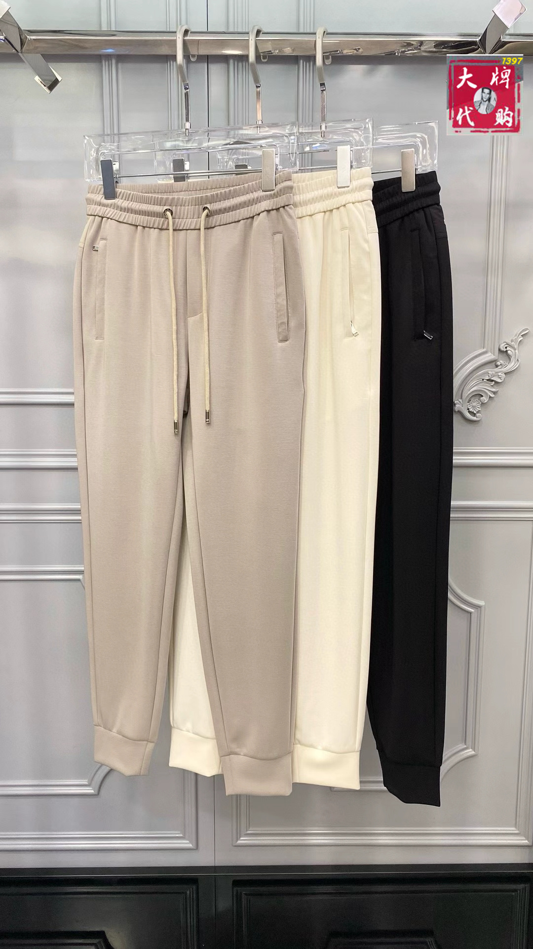 NO:775495,[Prada] New high-end fashion drawstring casual pants and elastic pants, simple and elegant, simple and fashionable, easy to match, comfortable and refreshing, using imported high-quality fabrics, luxurious, noble, stiff and stylish lock stitching, high-density sewing, all details are handled meticulously, sizes 29-36,, prada, prada,19860909【 Prada 普拉达】新款高级时装抽绳休闲裤松紧裤,简洁大气 简约时尚,从容百搭,舒适清爽采用进口上等面料奢华高贵挺括有型锁针、高密度缝制,一切的细节处理一丝不苟 尺码29-36,,prada,prada,,Men's clothing