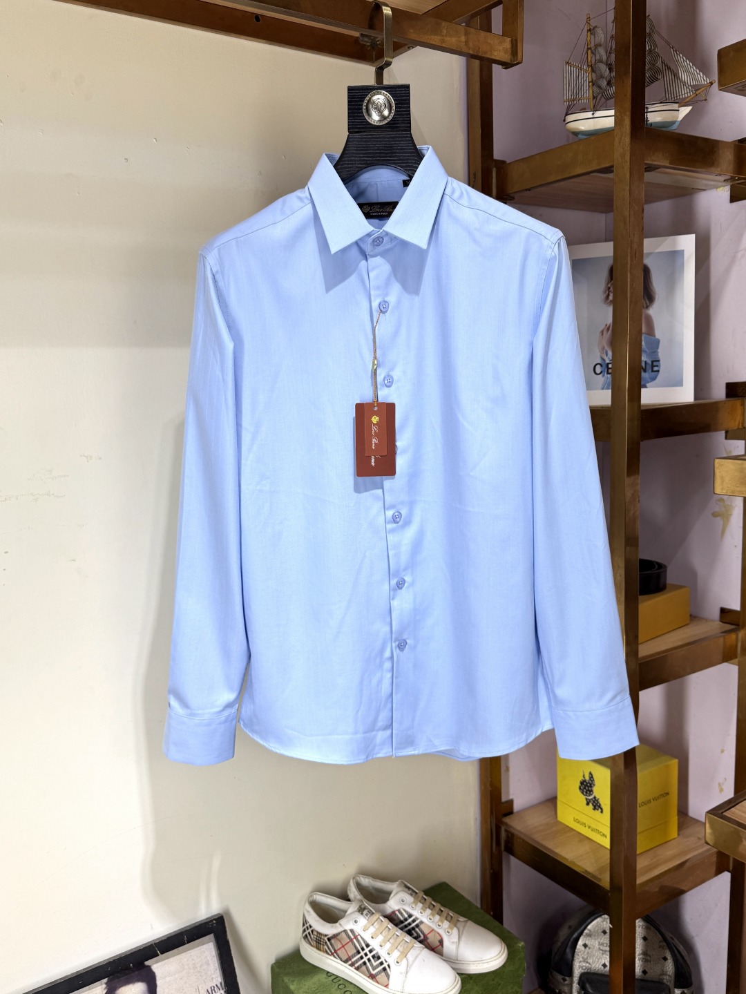 NO:775501,LP Nuoyoupanya's official website is synchronized with the original original label and is in stock for a long time. Top-notch business original long-sleeved shirts, advanced customization and versatile styles. Anyone can easily control it. The fabric is fully customized. The latest logo design of the luxury classic brand on the chest is very classy and a must-have for those who know the goods!  The tailoring is slim-fitting, very refined, shows off aura, and highlights the sophistication of business men. This is unique, it has just the right amount of slim fit, and the upper body effect is great!  Size M-3XL,,loro piana,shirts,19860909LP 诺悠翩雅 官网同步原版原标长期有货 顶级商务原单长袖衬衫高级定制百搭款式 任何人都可以轻松驾驭 面料全订制工艺 胸前奢华经典品牌最新logo设计,非常显档次懂货的必须入！版型剪裁属于修身款 非常精致,显气场,又会凸显商务男士的精致,这就是独到之处,恰到好处的修身,上身效果非常赞！尺码M-3XL,,loro piana,shirts,,Men's clothing