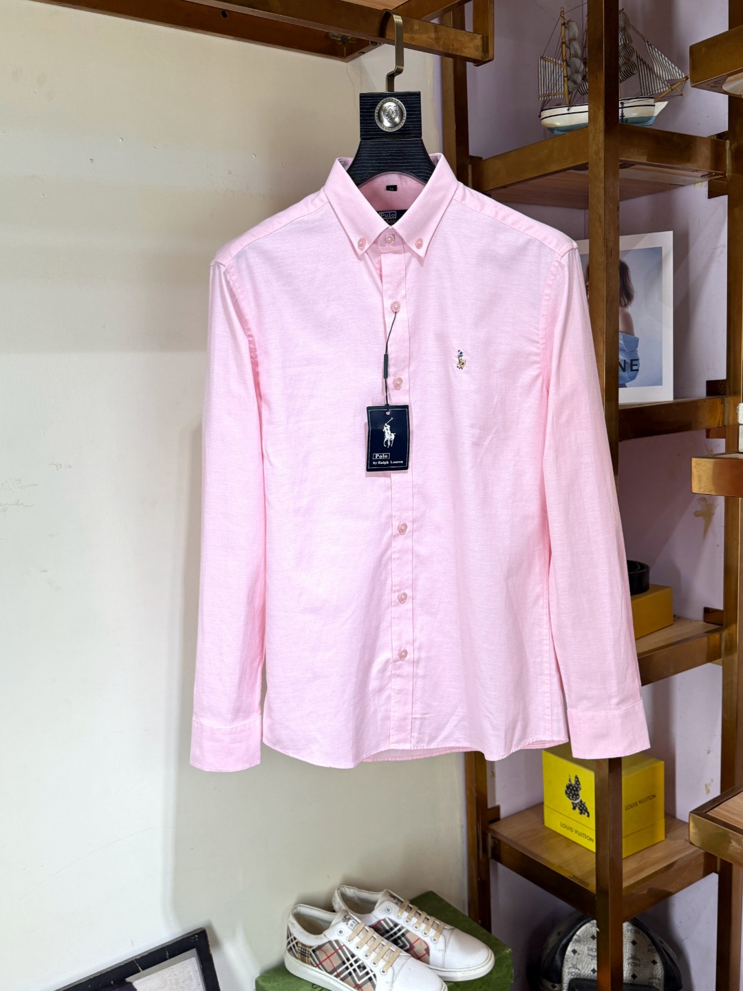 NO:775506,POLO Paul's official website synchronizes the original original label and is in stock for a long time. Top-notch business original long-sleeved shirts, advanced customization and versatile styles. Anyone can easily control it. The fabrics are fully customized. The latest logo design of the luxury classic brand on the chest is very classy and a must-have for those who know the goods!  The tailoring is slim-fitting, very refined, shows off aura, and highlights the sophistication of business men. This is unique, it has just the right amount of slim fit, and the upper body effect is great!  Size M-3XL,,shirts,19860909POLO 保罗 官网同步原版原标长期有货 顶级商务原单长袖衬衫高级定制百搭款式 任何人都可以轻松驾驭 面料全订制工艺 胸前奢华经典品牌最新logo设计,非常显档次懂货的必须入！版型剪裁属于修身款 非常精致,显气场,又会凸显商务男士的精致,这就是独到之处,恰到好处的修身,上身效果非常赞！尺码M-3XL,,shirts,,Men's clothing