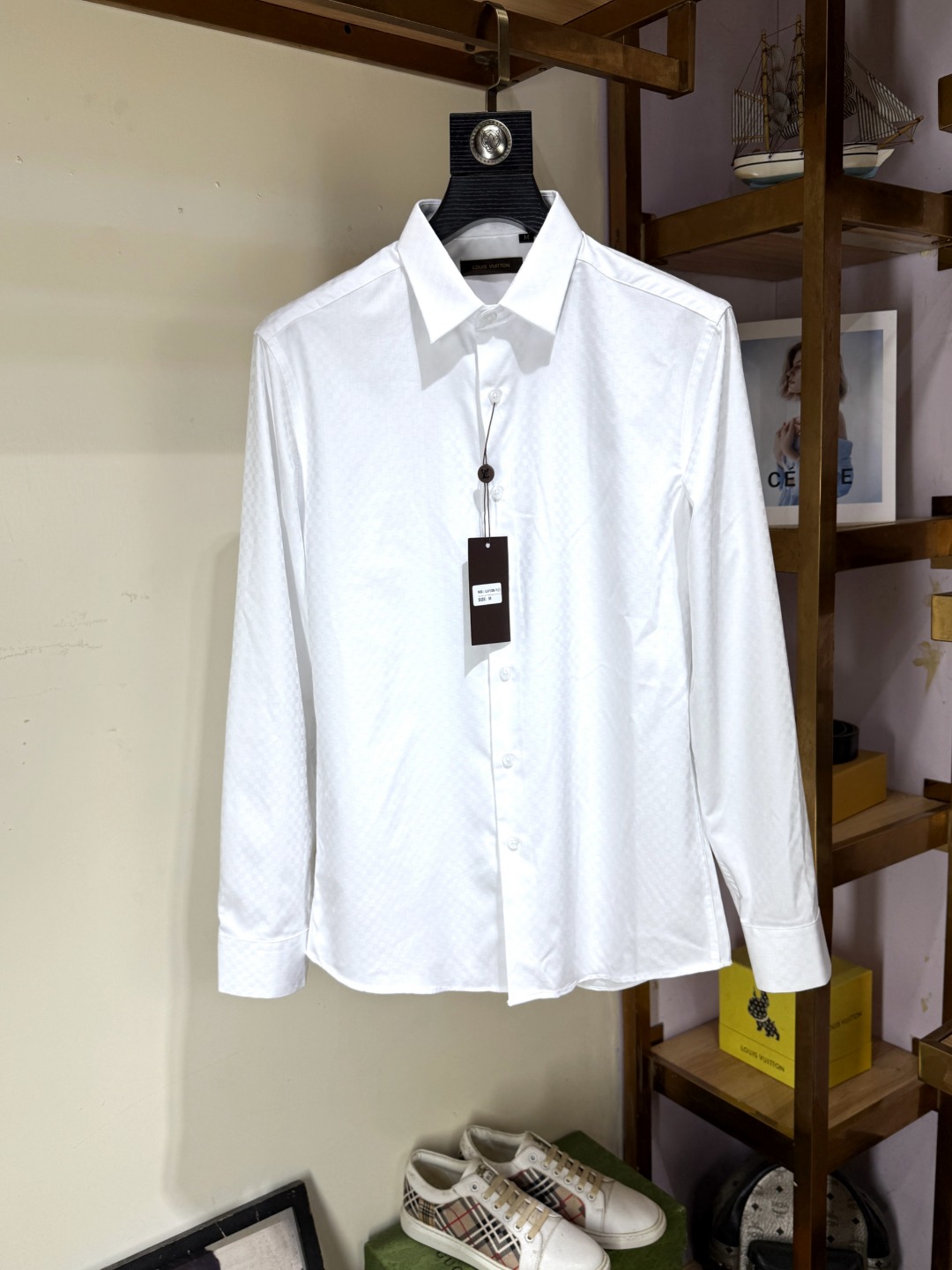 NO:775511,LV Louis Vuitton's official website synchronizes the original original label and is in stock for a long time. Top-notch business original long-sleeved shirts, advanced customization and versatile styles. Anyone can easily control it. The fabrics are fully customized. The latest logo design of the luxury classic brand on the chest is very classy and a must-have for those who know their stuff!  The tailoring is slim-fitting, very refined, shows off aura, and highlights the sophistication of business men. This is unique, it has just the right amount of slim fit, and the upper body effect is great!  Size M-3XL,,louis vuitton,louis vuitton,shirts,19860909LV 路易威登 官网同步原版原标长期有货 顶级商务原单长袖衬衫高级定制百搭款式 任何人都可以轻松驾驭 面料全订制工艺 胸前奢华经典品牌最新logo设计,非常显档次懂货的必须入！版型剪裁属于修身款 非常精致,显气场,又会凸显商务男士的精致,这就是独到之处,恰到好处的修身,上身效果非常赞！尺码M-3XL,,louis vuitton,louis vuitton,shirts,,Men's clothing