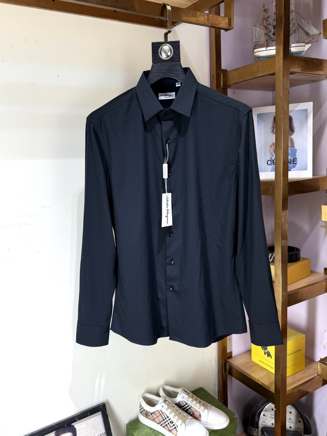 NO:775516,SF Ferragamo's official website is synchronized with the original original label and is in stock for a long time. Top-notch business original long-sleeved shirts, advanced customization and versatile styles. Anyone can easily control it. The fabric is fully customized. The latest logo design of the luxury classic brand on the chest is very classy and a must-have for those who know the goods!  The tailoring is slim-fitting, very refined, shows off aura, and highlights the sophistication of business men. This is unique, it has just the right amount of slim fit, and the upper body effect is great!  Size M-3XL,,ferragamo,shirts,19860909SF 菲拉格慕 官网同步原版原标长期有货 顶级商务原单长袖衬衫高级定制百搭款式 任何人都可以轻松驾驭 面料全订制工艺 胸前奢华经典品牌最新logo设计,非常显档次懂货的必须入！版型剪裁属于修身款 非常精致,显气场,又会凸显商务男士的精致,这就是独到之处,恰到好处的修身,上身效果非常赞！尺码M-3XL,,ferragamo,shirts,,Men's clothing