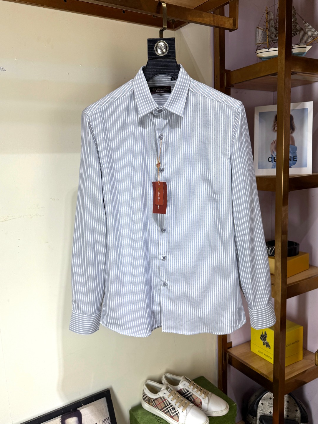 NO:775521,LP Nuoyoupanya's official website is synchronized with the original original label and is in stock for a long time. Top-notch business original long-sleeved shirts, advanced customization and versatile styles. Anyone can easily control it. The fabric is fully customized. The latest logo design of the luxury classic brand on the chest is very classy and a must-have for those who know the goods!  The tailoring is slim-fitting, very refined, shows off aura, and highlights the sophistication of business men. This is unique, it has just the right amount of slim fit, and the upper body effect is great!  Size M-3XL,,loro piana,shirts,19860909LP 诺悠翩雅 官网同步原版原标长期有货 顶级商务原单长袖衬衫高级定制百搭款式 任何人都可以轻松驾驭 面料全订制工艺 胸前奢华经典品牌最新logo设计,非常显档次懂货的必须入！版型剪裁属于修身款 非常精致,显气场,又会凸显商务男士的精致,这就是独到之处,恰到好处的修身,上身效果非常赞！尺码M-3XL,,loro piana,shirts,,Men's clothing
