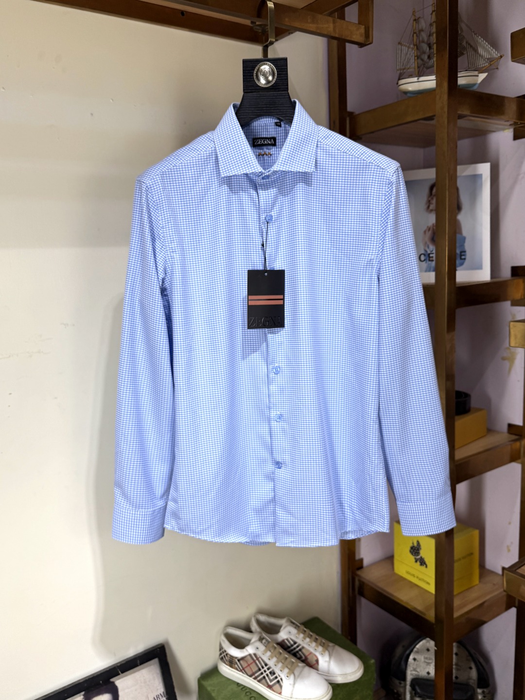 NO:775525,Zegna's official website synchronizes the original original label and is in stock for a long time. Top-notch business original long-sleeved shirts, advanced customization and versatile styles. Anyone can easily control it. The fabric is fully customized. The latest logo design of the luxury classic brand on the chest is very classy and a must-have for those who know the goods!  The tailoring is slim-fitting, very refined, shows off aura, and highlights the sophistication of business men. This is unique, it has just the right amount of slim fit, and the upper body effect is great!  Size M-3XL,,zegna,shirts,19860909Zegna 杰尼亚 官网同步原版原标长期有货 顶级商务原单长袖衬衫高级定制百搭款式 任何人都可以轻松驾驭 面料全订制工艺 胸前奢华经典品牌最新logo设计,非常显档次懂货的必须入！版型剪裁属于修身款 非常精致,显气场,又会凸显商务男士的精致,这就是独到之处,恰到好处的修身,上身效果非常赞！尺码M-3XL,,zegna,shirts,,Men's clothing