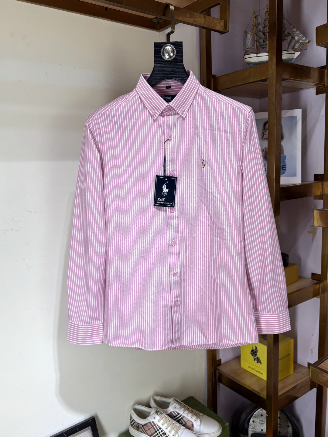 NO:775527,POLO Paul's official website synchronizes the original original label and is in stock for a long time. Top-notch business original long-sleeved shirts, advanced customization and versatile styles. Anyone can easily control it. The fabrics are fully customized. The latest logo design of the luxury classic brand on the chest is very classy and a must-have for those who know the goods!  The tailoring is slim-fitting, very refined, shows off aura, and highlights the sophistication of business men. This is unique, it has just the right amount of slim fit, and the upper body effect is great!  Size M-3XL,,shirts,19860909POLO 保罗 官网同步原版原标长期有货 顶级商务原单长袖衬衫高级定制百搭款式 任何人都可以轻松驾驭 面料全订制工艺 胸前奢华经典品牌最新logo设计,非常显档次懂货的必须入！版型剪裁属于修身款 非常精致,显气场,又会凸显商务男士的精致,这就是独到之处,恰到好处的修身,上身效果非常赞！尺码M-3XL,,shirts,,Men's clothing