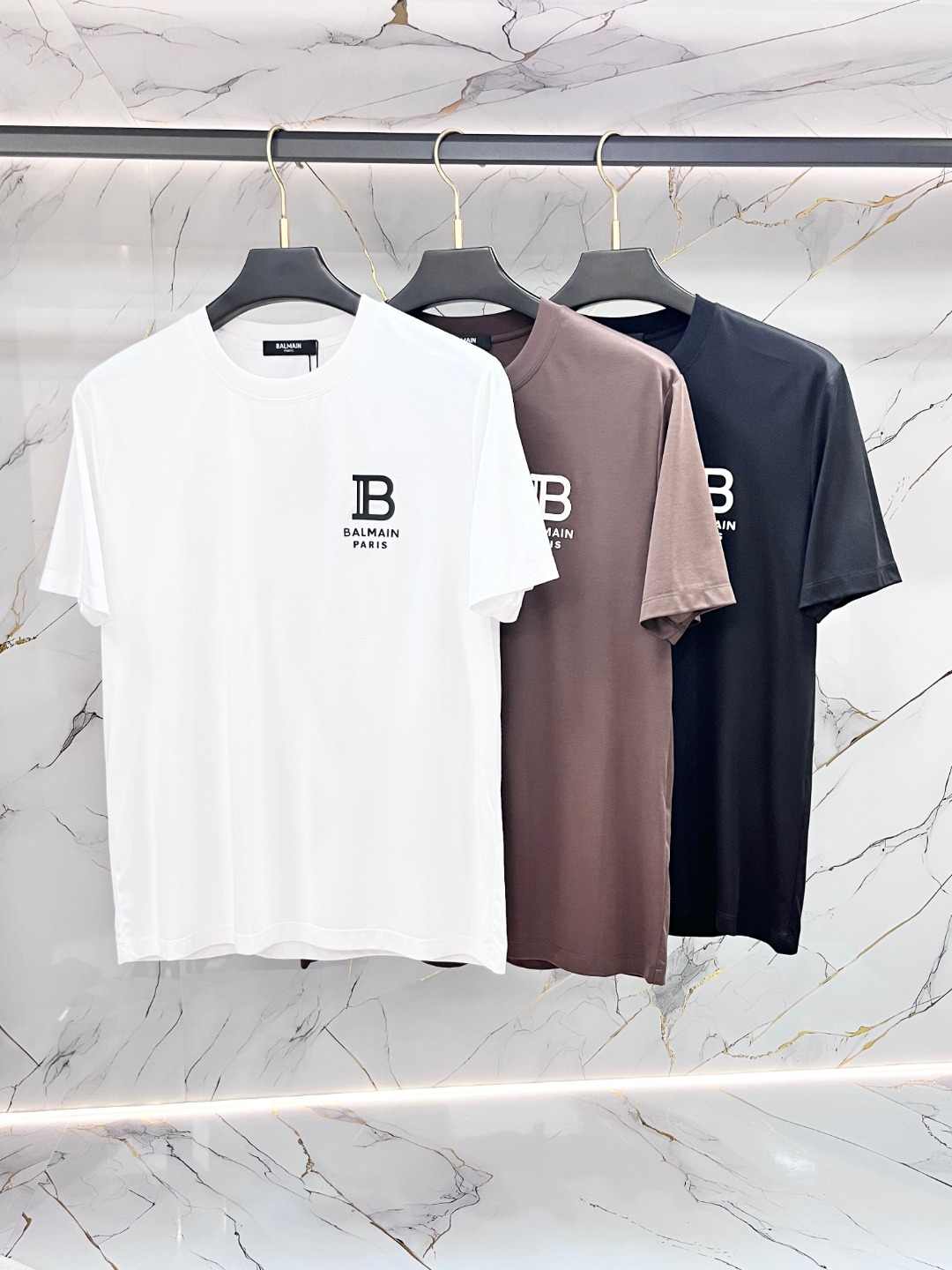 NO:775587,Balmain's new fashion hot-selling lapel T-shirt for the spring, a must-have for casual and fashionable outerwear. It is a must-have for inner wear, comfortable and good-looking, and can be seen on the upper body. Custom-imported high-end Tencel fabric, with a delicate, silky and textured feel. The upper body is comfortable, breathable and refreshing, and it is fashionable and stylish. The logo design is very unique, original quality and craftsmanship, perfect three-dimensional slim tailoring, and the seams and seams are very rigorous. Absolute first-line OEM requirements!  Don’t miss it, male gods!  Size M-3XL,,balmain,balmain,tees,t-shirt,19860909Balmain 巴尔曼 开春新款时尚大爆款翻领T恤,休闲时尚外穿 内搭必备款,舒适好看上身可见 定制进口高端天丝面料,手感细腻丝滑有质感,上身舒适透气清爽,穿着时尚大气有型 标志设计非常独特,原版品质与工艺 完美立体修身剪裁 锁边缝盘都非常严谨考究 绝对一线代工要求！男神们别错过！尺码 M-3XL,,balmain,balmain,tees，t-shirt,,Men's clothing