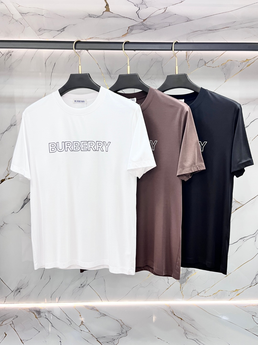 NO:775579,Burberry's new fashion hot spring lapel T-shirt, casual and fashionable outer wear, a must-have for inner wear, comfortable and good-looking, visible on the upper body. Custom-imported high-end Tencel fabric, with a fine, silky and textured feel, comfortable, breathable and refreshing upper body, fashionable and stylish to wear. The logo design is very unique, original quality and craftsmanship, perfect three-dimensional slim tailoring, and the seams and seams are very rigorous and elegant. Absolute first-line OEM requirements!  Don’t miss it, male gods!  Size M-3XL,,burberry,burberry,tees,t-shirt,19860909Burberry 巴宝莉 开春新款时尚大爆款翻领T恤,休闲时尚外穿 内搭必备款,舒适好看上身可见 定制进口高端天丝面料,手感细腻丝滑有质感,上身舒适透气清爽,穿着时尚大气有型 标志设计非常独特,原版品质与工艺 完美立体修身剪裁 锁边缝盘都非常严谨考究 绝对一线代工要求！男神们别错过！尺码 M-3XL,,burberry,burberry,tees，t-shirt,,Men's clothing