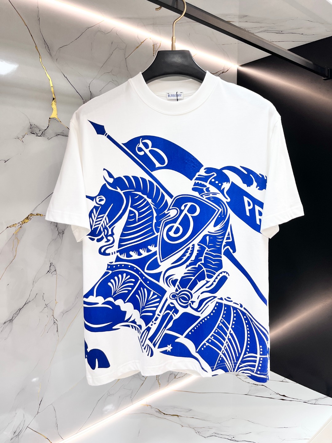 NO:775552,Burberry's Max XL can wear up to 200 pounds. Top round neck casual short sleeves. Top version. High-end customized versatile style. Anyone can easily control it. Fully customized fabric. The latest logo design of the luxury classic brand on the chest. It is very classy and a must-have for those who know their stuff!  The tailoring is slim-fitting, very refined, shows off aura, and highlights the sophistication of business men. This is unique, it has just the right amount of slim fit, and the upper body effect is great!  Sizes XS-XL (counter sizes are equivalent to M-3XL),,burberry,burberry,T-shirt,19860909Burberry 巴宝莉 胖哥福音最大XL可穿200斤 顶级圆领休闲短袖 顶级版本 高级定制百搭款式 任何人都可以轻松驾驭 面料全订制工艺 胸前奢华经典品牌最新logo设计,非常显档次懂货的必须入！版型剪裁属于修身款 非常精致,显气场,又会凸显商务男士的精致,这就是独到之处,恰到好处的修身,上身效果非常赞！尺码XS-XL（专柜码等同M-3XL）,,burberry,burberry,T-shirt,,Men's clothing