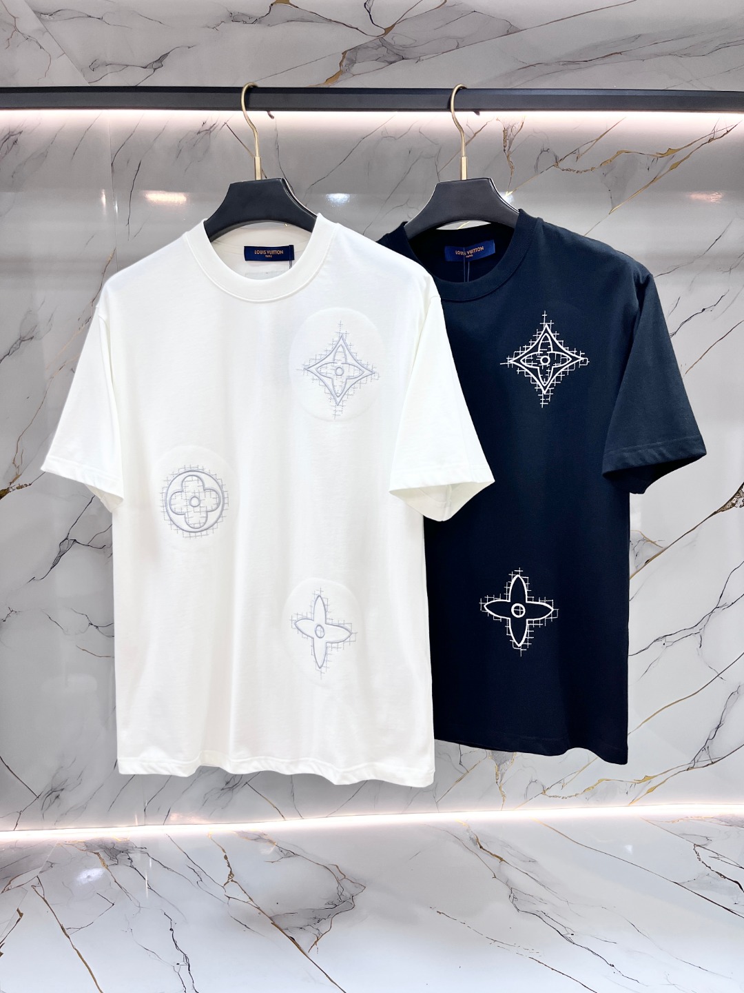 NO:775591,LV Louis Vuitton's Fat Brother's Gospel can be worn up to 200 pounds in XL, top round neck casual short sleeves, top version, advanced customization and versatile style, anyone can easily control it, fully customized fabrics, the latest logo design of luxury classic brands on the chest, very classy and a must-have for those who know their stuff!  The tailoring is slim-fitting, very refined, shows off aura, and highlights the sophistication of business men. This is unique, it has just the right amount of slim fit, and the upper body effect is great!  Sizes XS-XL (counter sizes are equivalent to M-3XL),, louis vuitton, louis vuitton, T-shirt,19860909LV 路易威登 胖哥福音最大XL可穿200斤 顶级圆领休闲短袖 顶级版本 高级定制百搭款式 任何人都可以轻松驾驭 面料全订制工艺 胸前奢华经典品牌最新logo设计,非常显档次懂货的必须入！版型剪裁属于修身款 非常精致,显气场,又会凸显商务男士的精致,这就是独到之处,恰到好处的修身,上身效果非常赞！尺码XS-XL（专柜码等同M-3XL）,,louis vuitton,louis vuitton,T-shirt,,Men's clothing