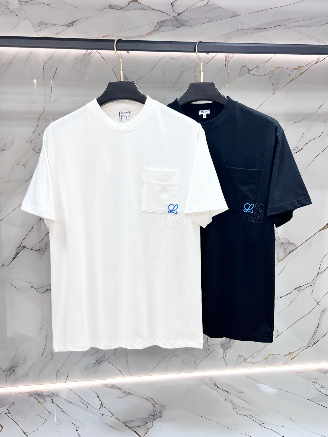NO:775556,LOEWE Luo Yiwei's fat brother's gospel can be worn up to 200 pounds in XL, top round neck casual short sleeves, top version, advanced customization and versatile style, anyone can easily control it, fully customized fabrics, latest logo design of luxury classic brand on the chest, very classy and a must buy for those who know the goods!  The tailoring is slim-fitting, very refined, shows off aura, and highlights the sophistication of business men. This is unique, it has just the right amount of slim fit, and the upper body effect is great!  Sizes XS-XL (counter sizes are equivalent to M-3XL),,loewe,loewe,T-shirt,19860909LOEWE 罗意威 胖哥福音最大XL可穿200斤 顶级圆领休闲短袖 顶级版本 高级定制百搭款式 任何人都可以轻松驾驭 面料全订制工艺 胸前奢华经典品牌最新logo设计,非常显档次懂货的必须入！版型剪裁属于修身款 非常精致,显气场,又会凸显商务男士的精致,这就是独到之处,恰到好处的修身,上身效果非常赞！尺码XS-XL（专柜码等同M-3XL）,,loewe,loewe,T-shirt,,Men's clothing