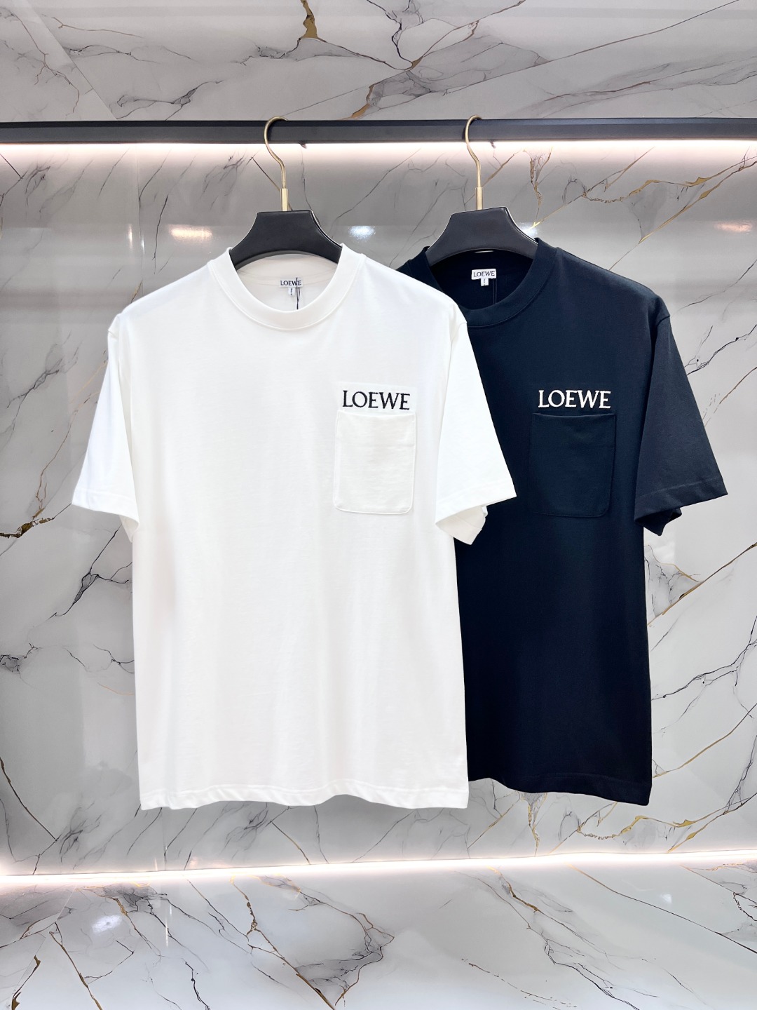 NO:775562,LOEWE Luo Yiwei's fat brother's gospel can be worn up to 200 pounds in XL, top round neck casual short sleeves, top version, advanced customization and versatile style, anyone can easily control it, fully customized fabrics, latest logo design of luxury classic brand on the chest, very classy and a must buy for those who know the goods!  The tailoring is slim-fitting, very refined, shows off aura, and highlights the sophistication of business men. This is unique, it has just the right amount of slim fit, and the upper body effect is great!  Sizes XS-XL (counter sizes are equivalent to M-3XL),,loewe,loewe,T-shirt,19860909LOEWE 罗意威 胖哥福音最大XL可穿200斤 顶级圆领休闲短袖 顶级版本 高级定制百搭款式 任何人都可以轻松驾驭 面料全订制工艺 胸前奢华经典品牌最新logo设计,非常显档次懂货的必须入！版型剪裁属于修身款 非常精致,显气场,又会凸显商务男士的精致,这就是独到之处,恰到好处的修身,上身效果非常赞！尺码XS-XL（专柜码等同M-3XL）,,loewe,loewe,T-shirt,,Men's clothing