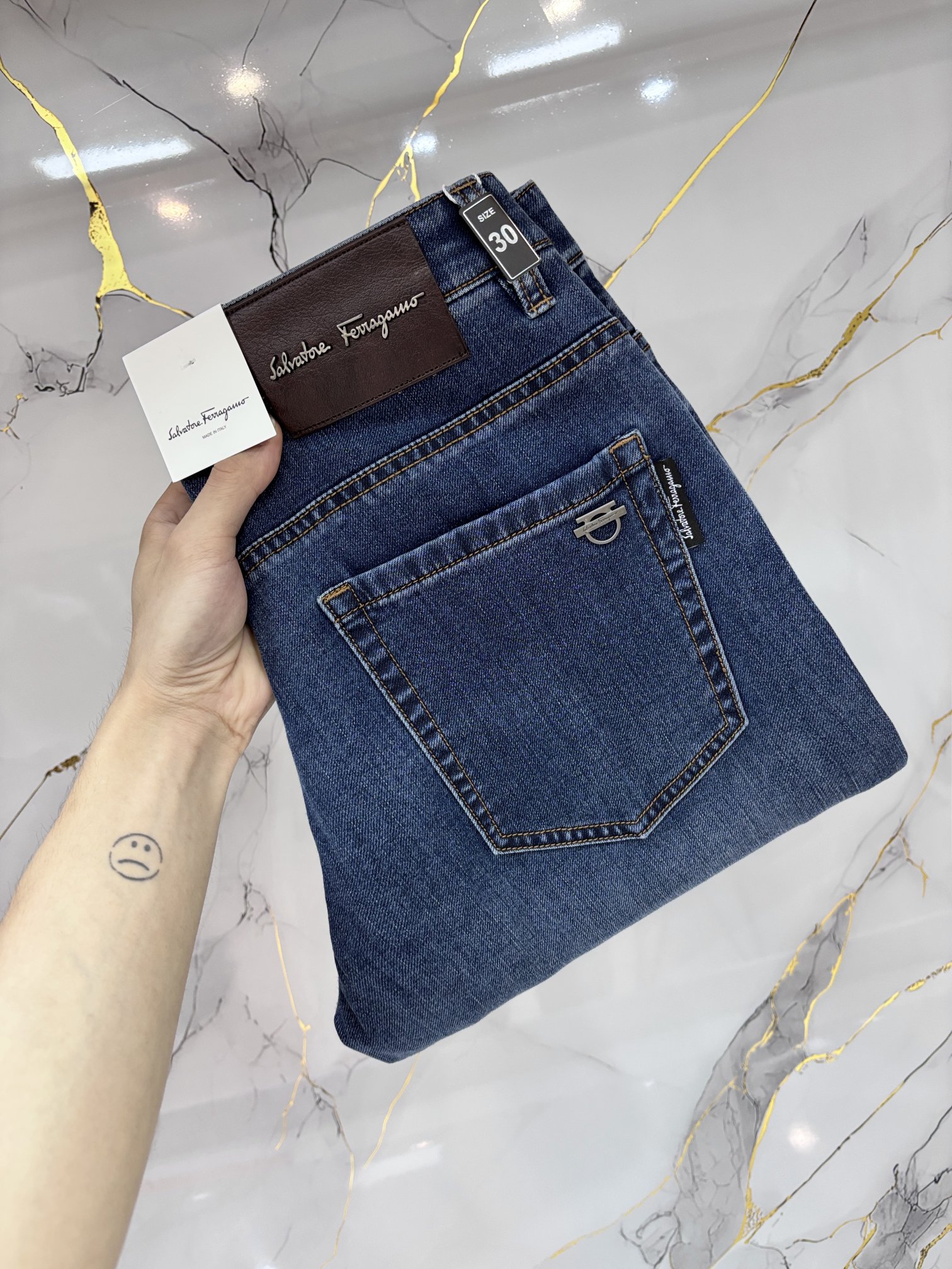 NO:837524,SF Ferragamo's hottest new products are coming. The physical store has the best jeans counter with original 1:1 quality products, suitable for all ages. The highest version of European imported fabrics on the market. Comfortable, soft and skin-friendly, with super upper body effect, fashionable and versatile, straight and stylish, a wardrobe must-have!  Suitable for any occasion, sizes 30-40, ferragamo, jeans,19860909SF 菲拉格慕 爆款来袭 新款新品 实体店已极品牛仔裤专柜原版1:1好货,适合各个年龄段.市场最高版本的欧洲进口面料.舒适柔软亲肤,上身效果超级棒时尚百搭,笔挺有型,衣橱必备！适合任何场合穿着 尺码30-40,,ferragamo,jeans,,Men's clothing