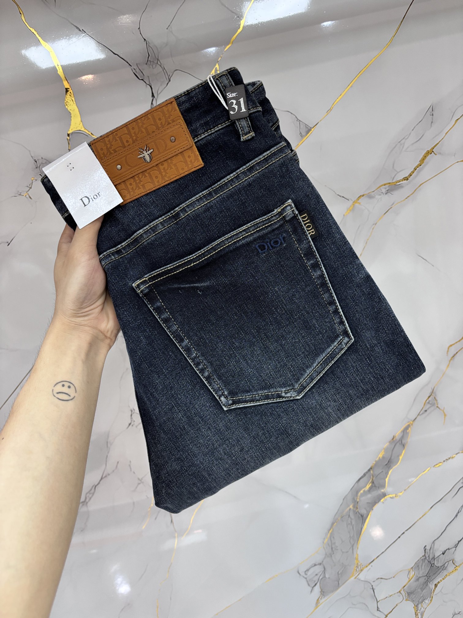 NO:826913,Dior Dior's hottest new products are coming. The physical store has the best original 1:1 jeans counters, suitable for all ages. The highest version of European imported fabrics on the market. Comfortable, soft and skin-friendly, the upper body effect is super fashionable and versatile, straight and stylish, a wardrobe must-have!  Suitable for any occasion, sizes 30-40, dior, dior, jeans,19860909Dior 迪奥 爆款来袭 新款新品 实体店已极品牛仔裤专柜原版1:1好货,适合各个年龄段.市场最高版本的欧洲进口面料.舒适柔软亲肤,上身效果超级棒时尚百搭,笔挺有型,衣橱必备！适合任何场合穿着 尺码30-40,,dior,dior,jeans,,Men's clothing