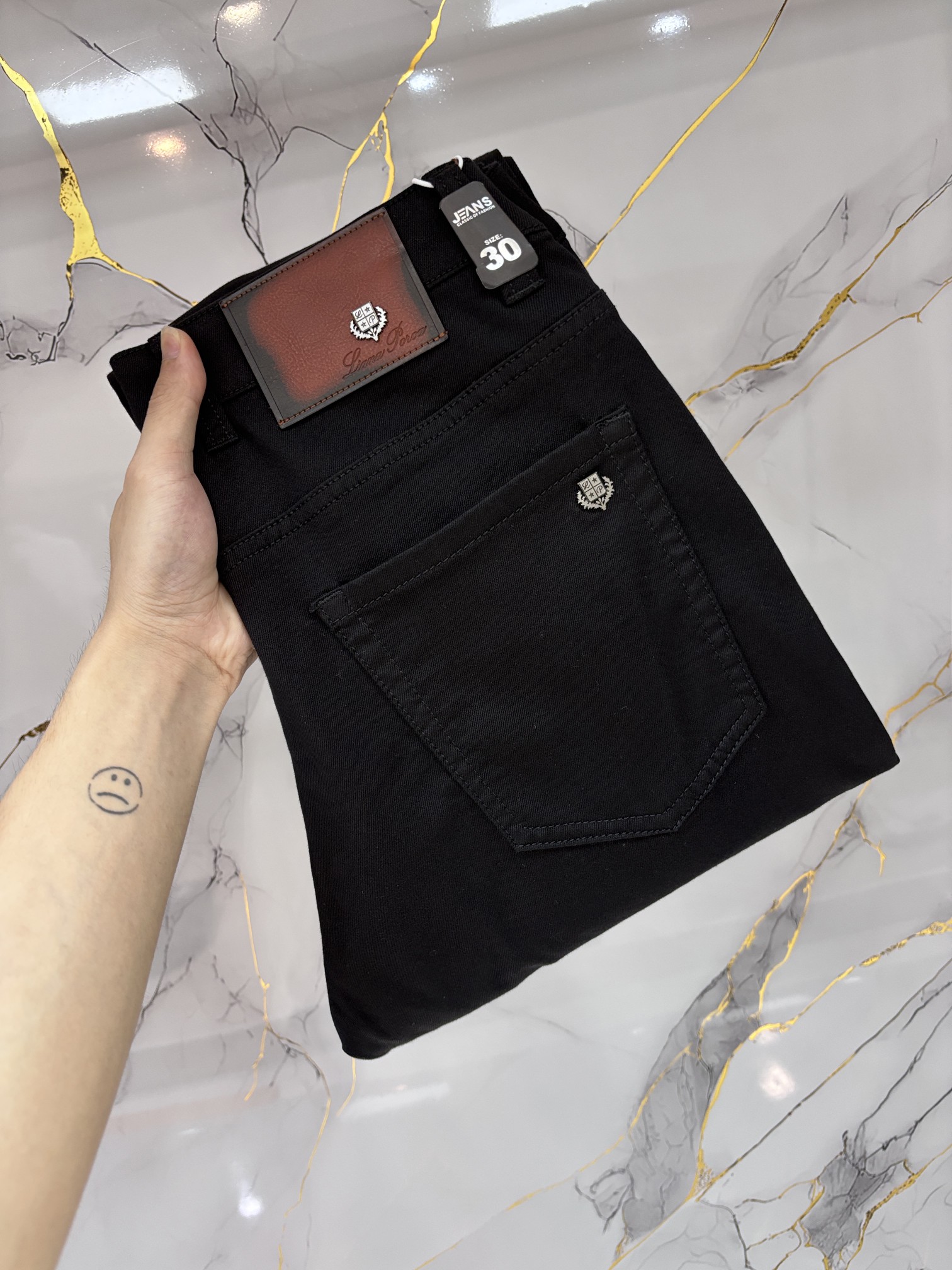 NO:847162,LP Nuoyoupanya's hot style is coming. New and new products. The best jeans counters have original 1:1 goods in physical stores, suitable for all ages. The highest version of European imported fabrics on the market. Comfortable, soft and skin-friendly, with super upper body effect. Fashionable and versatile, straight and stylish, a wardrobe must-have!  Suitable for any occasion, sizes 30-40,,loro piana,jeans,19860909LP 诺悠翩雅 爆款来袭 新款新品 实体店已极品牛仔裤专柜原版1:1好货,适合各个年龄段.市场最高版本的欧洲进口面料.舒适柔软亲肤,上身效果超级棒时尚百搭,笔挺有型,衣橱必备！适合任何场合穿着 尺码30-40,,loro piana,jeans,,Men's clothing