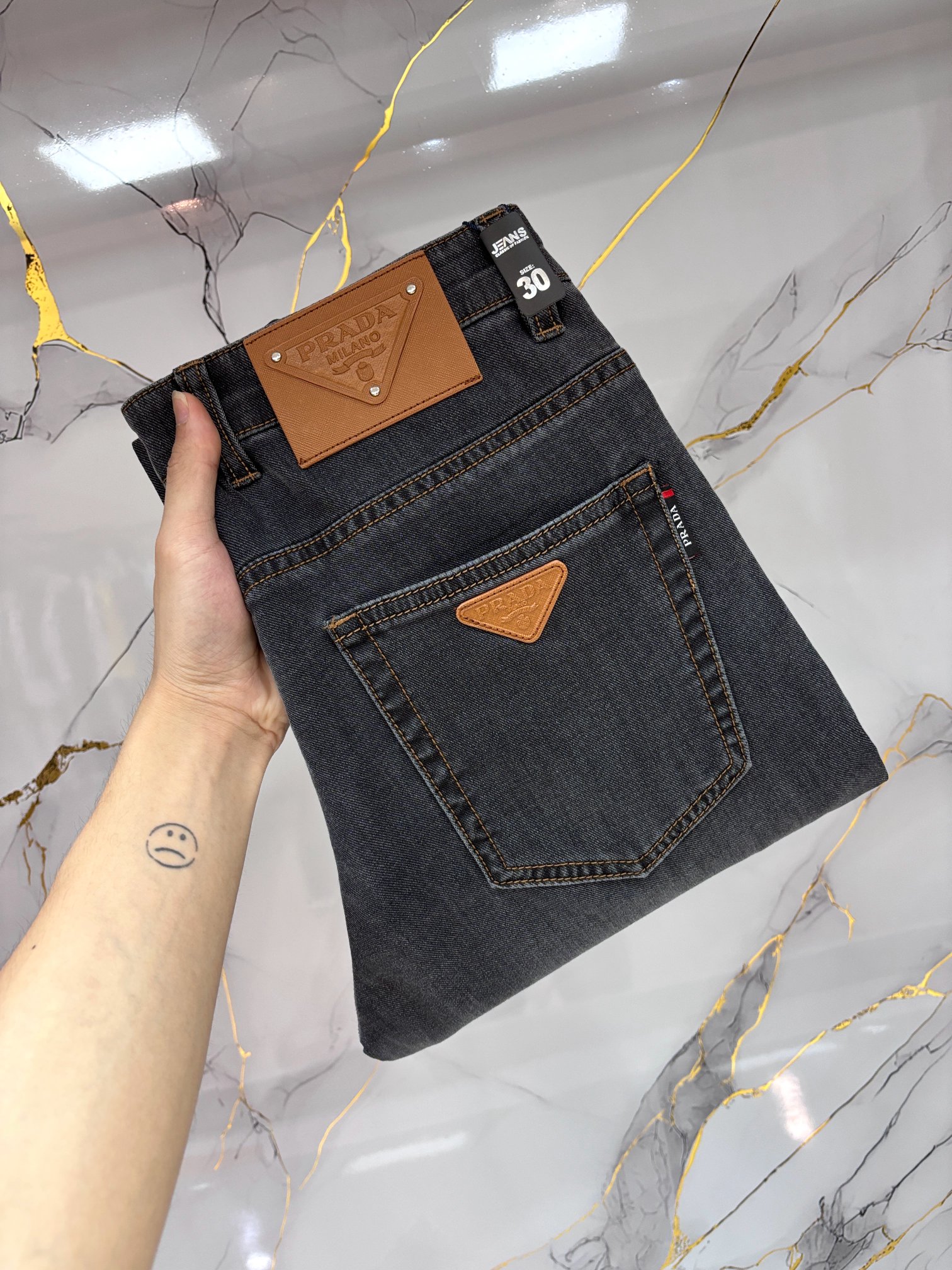 NO:847158,Prada's hottest new products are coming. The physical stores have the best jeans counters with original 1:1 quality products, suitable for all ages. The highest version of European imported fabrics on the market. Comfortable, soft and skin-friendly, the upper body effect is super fashionable and versatile, straight and stylish, a wardrobe must-have!  Suitable for any occasion, sizes 30-40, prada, prada, jeans,19860909Prada 普拉达 爆款来袭 新款新品 实体店已极品牛仔裤专柜原版1:1好货,适合各个年龄段.市场最高版本的欧洲进口面料.舒适柔软亲肤,上身效果超级棒时尚百搭,笔挺有型,衣橱必备！适合任何场合穿着 尺码30-40,,prada,prada,jeans,,Men's clothing