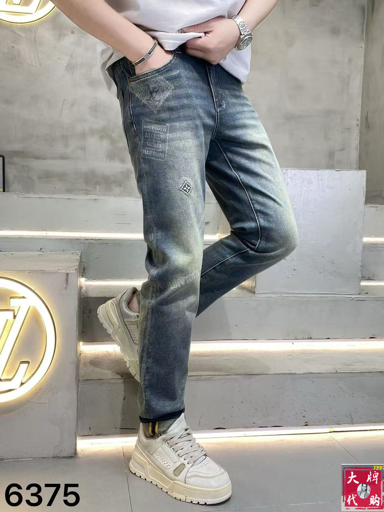 NO:903379,LV Louis Vuitton men's jeans original factory original fabric original wash water!  Imported original washed elastic fabric, complicated handicraft superposition, any washing process will turn into a completely different color effect if you stay for a few seconds longer, so it is more precious, especially durable and taste-resistant... Use the best elastic texture of tannin, genuine leather labels, high-end metal accessories... to create a unique and original jeans style!  Original hardware accessories, super correct fit, comfortable and breathable, extremely high grade, counter quality, handsome upper body. Size 29-38, louis vuitton, louis vuitton, jeans,19860909LV 路易威登 男士牛仔裤原厂原布原洗水！进口原版水洗弹力面料,复杂的手工艺叠加,任何一个洗水环节多停留几秒都会变成完全不一样的颜色效果,所以越加珍贵,特别持久、耐味…… 选用上乘的丹宁弹力质感,真皮皮牌、高定的金属辅料……打造出独特及原创的牛仔裤款型！原版五金辅料,版型超正,舒适透气,档次极高,专柜品质,上身帅气十足.码数29-38,,louis vuitton,louis vuitton,jeans,,Men's clothing