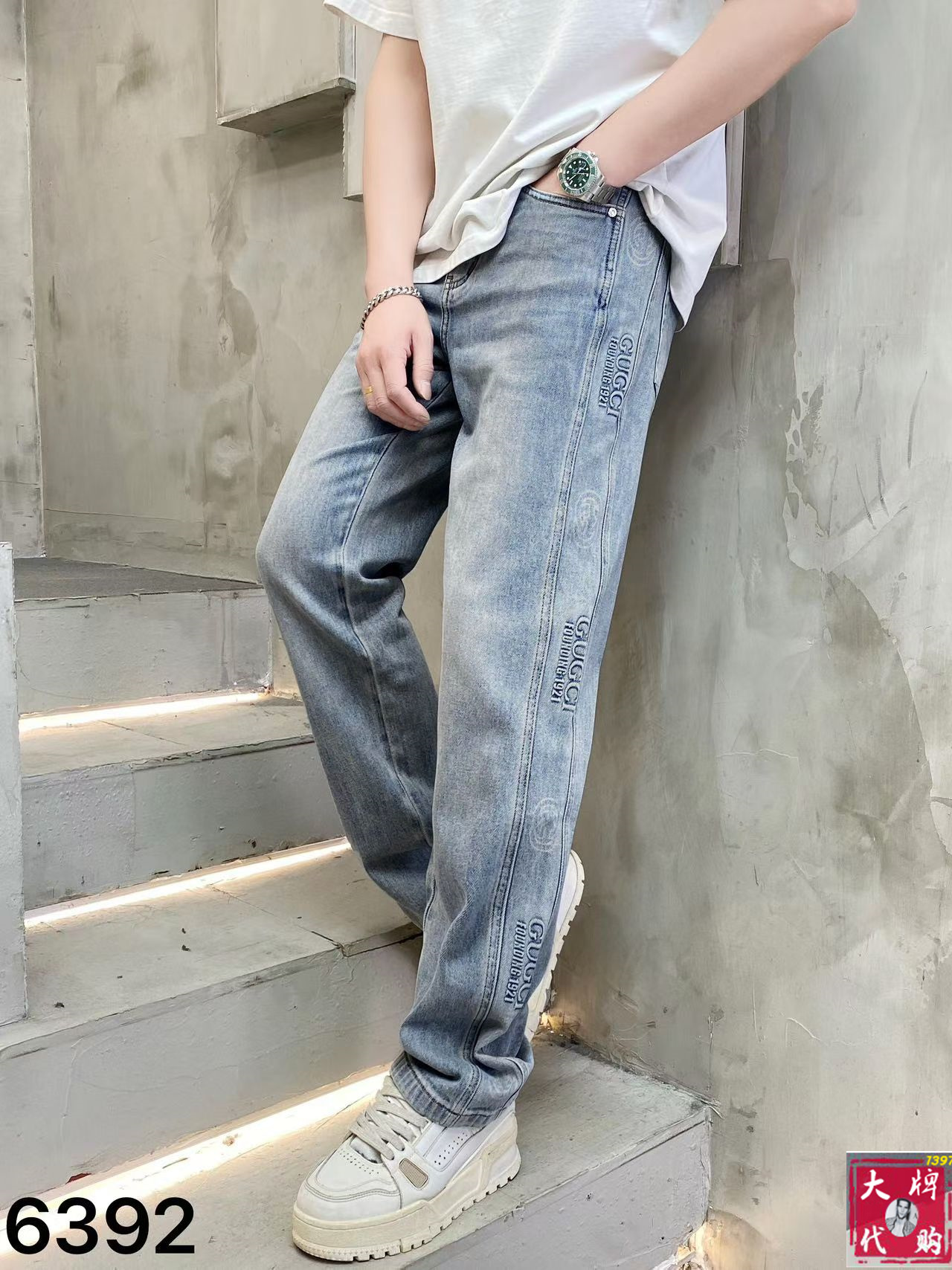 NO:903388,Gucci Gucci men's jeans original factory original fabric original wash water!  Imported original washed elastic fabric, complicated handicraft superposition, any washing process will turn into a completely different color effect if you stay for a few seconds longer, so it is more precious, especially durable and taste-resistant... Use the best elastic texture of tannin, genuine leather labels, high-end metal accessories... to create a unique and original jeans style!  Original hardware accessories, super correct fit, comfortable and breathable, extremely high grade, counter quality, handsome upper body. Size 29-38, gucci, jeans,19860909Gucci 古奇 男士牛仔裤原厂原布原洗水！进口原版水洗弹力面料,复杂的手工艺叠加,任何一个洗水环节多停留几秒都会变成完全不一样的颜色效果,所以越加珍贵,特别持久、耐味…… 选用上乘的丹宁弹力质感,真皮皮牌、高定的金属辅料……打造出独特及原创的牛仔裤款型！原版五金辅料,版型超正,舒适透气,档次极高,专柜品质,上身帅气十足.码数29-38,,gucci,jeans,,Men's clothing