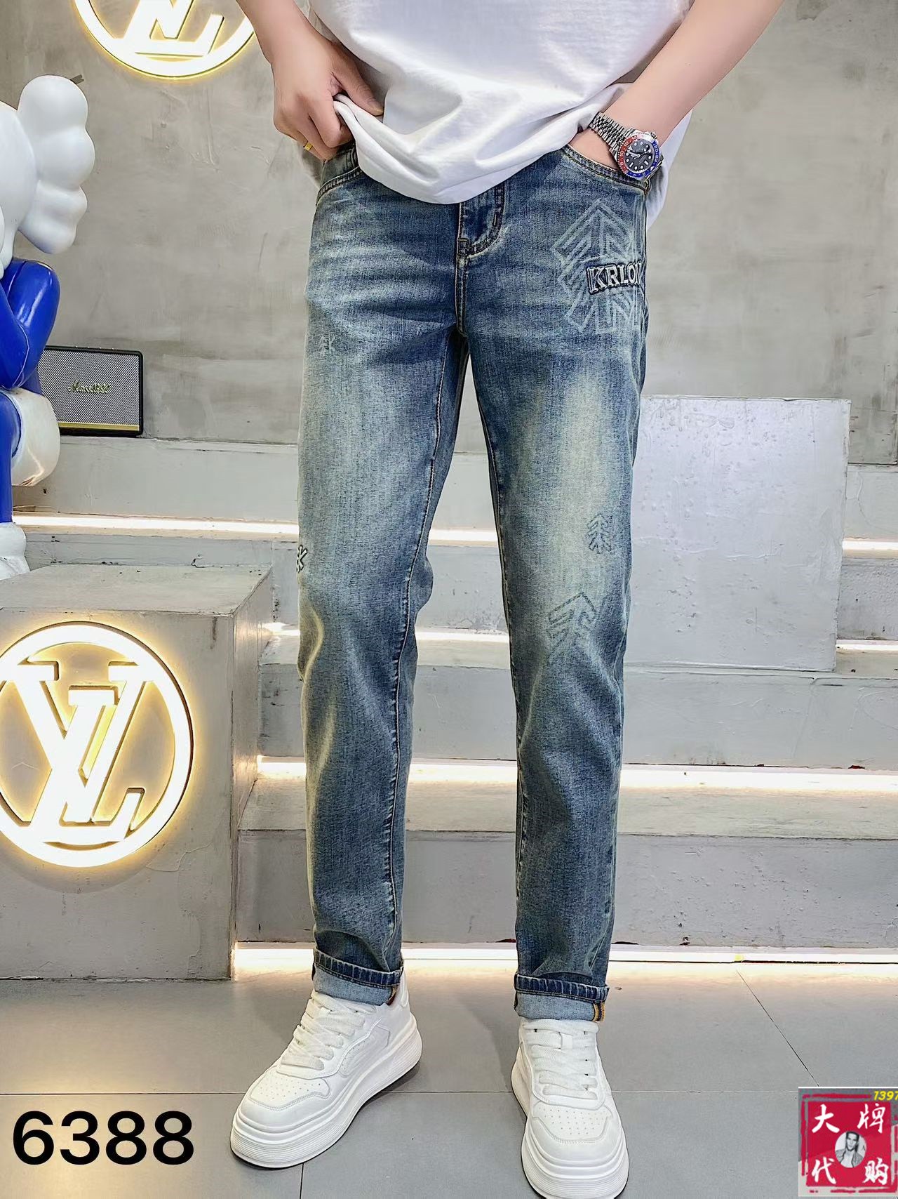 NO:903397,Fendi Fendi men's jeans original factory original fabric original wash water!  Imported original washed elastic fabric, complicated handicraft superposition, any washing process will turn into a completely different color effect if you stay for a few seconds longer, so it is more precious, especially durable and taste-resistant... Use the best elastic texture of tannin, genuine leather labels, high-end metal accessories... to create a unique and original jeans style!  Original hardware accessories, super correct fit, comfortable and breathable, extremely high grade, counter quality, handsome upper body. Size 29-38,, fendi, fendi, jeans,19860909Fendi 芬迪 男士牛仔裤原厂原布原洗水！进口原版水洗弹力面料,复杂的手工艺叠加,任何一个洗水环节多停留几秒都会变成完全不一样的颜色效果,所以越加珍贵,特别持久、耐味…… 选用上乘的丹宁弹力质感,真皮皮牌、高定的金属辅料……打造出独特及原创的牛仔裤款型！原版五金辅料,版型超正,舒适透气,档次极高,专柜品质,上身帅气十足.码数29-38,,fendi,fendi,jeans,,Men's clothing