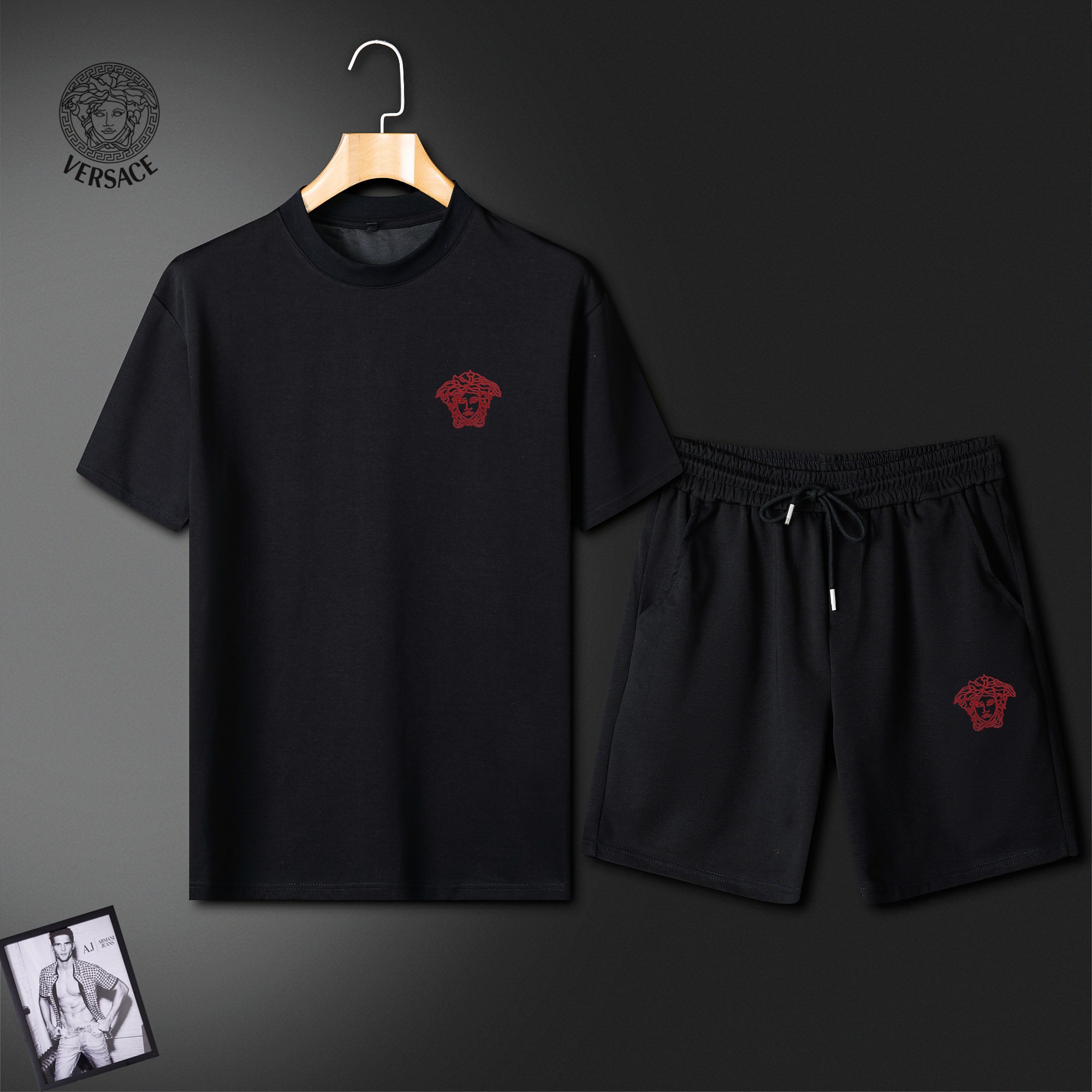 NO:911240,Versace summer round neck short-sleeved shorts suit. The pure cotton fabric upper body will not be stuffy. It is smooth and comfortable, and the skin-friendly effect is more breathable. The fabric has its own texture. Classic logo craftsmanship. A new interpretation from a unique angle. Fashionable and versatile!  Size: M-3XL (maximum wear: 190 pounds),,versace,versace,shorts,T-shirt,19860909Versace 范思哲 夏季圆领短袖短裤套装 纯棉面料上身不会闷热,爽滑舒适的亲肤效果更加透气,面料自带肌理感 经典徽标工艺 独有的角度全新演绎 时尚百搭首选！ 码数:M-3XL(最大穿190斤),,versace,versace,shorts,T-shirt,,Men's clothing