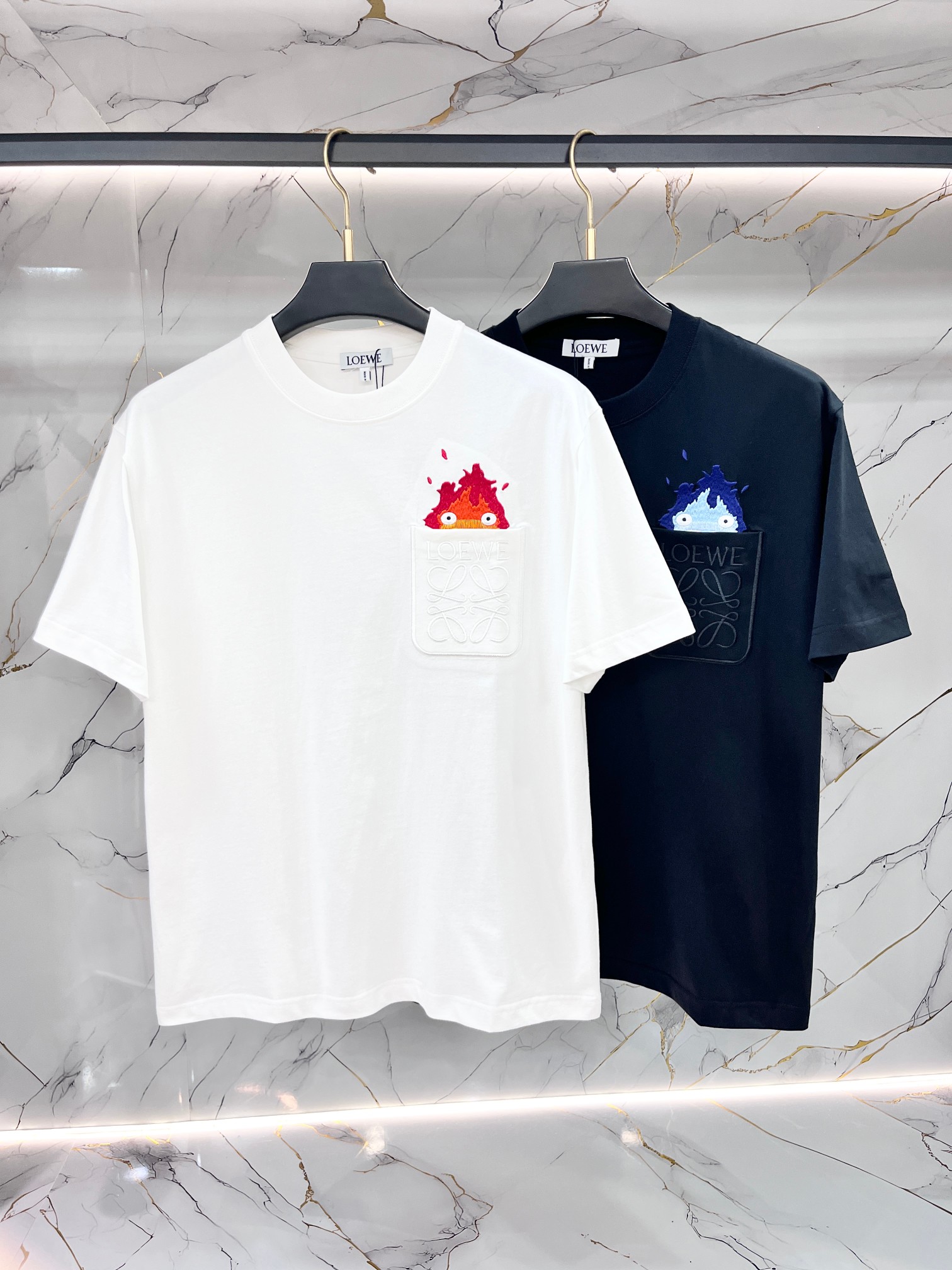 NO:832799,LOEWE Luo Yiwei's fat brother's gospel can be worn up to 200 pounds in XL, top round neck casual short sleeves, top version, advanced customization and versatile style, anyone can easily control it, fully customized fabrics, latest logo design of luxury classic brand on the chest, very classy and a must buy for those who know the goods!  The tailoring is slim-fitting, very refined, shows off aura, and highlights the sophistication of business men. This is unique, it has just the right amount of slim fit, and the upper body effect is great!  Sizes XS-XL (counter sizes are equivalent to M-3XL),,loewe,loewe,T-shirt,19860909LOEWE 罗意威 胖哥福音最大XL可穿200斤 顶级圆领休闲短袖 顶级版本 高级定制百搭款式 任何人都可以轻松驾驭 面料全订制工艺 胸前奢华经典品牌最新logo设计,非常显档次懂货的必须入！版型剪裁属于修身款 非常精致,显气场,又会凸显商务男士的精致,这就是独到之处,恰到好处的修身,上身效果非常赞！尺码XS-XL（专柜码等同M-3XL）,,loewe,loewe,T-shirt,,Men's clothing