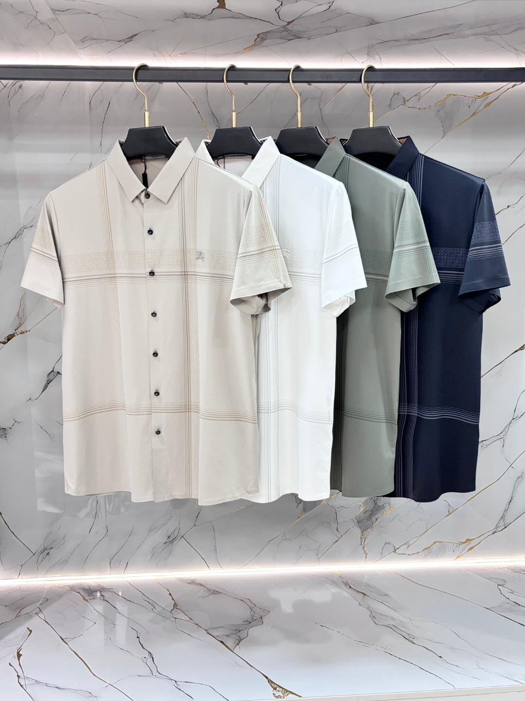 NO:847126,Burberry men's POLO shirt, made in Italy, sold through foreign channels, complete with three labels. Classic cardigan design, classic war horse logo on the chest, light and breathable fabric, very comfortable to wear in summer, correct fit, suitable for business and leisure, suitable for daily commuting and sports. Size M-4XL,, burberry, burberry, shirts,19860909Burberry 巴宝莉 男士POLO衬衫,意大利原产,洋行渠道货,三标齐全.经典开衫设计,胸前经典战马logo,面料轻薄透气,夏天穿很舒服,版型正,商务休闲都能搭,日常通勤、运动都合适.码数M-4XL,,burberry,burberry,shirts,,Men's clothing