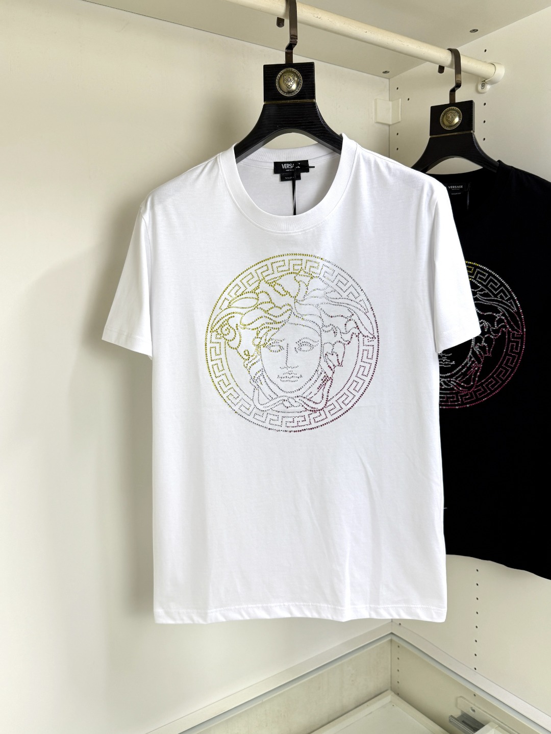 NO:844658,Versace's new spring and summer round neck short-sleeved T-shirt, embellished with a logo design on the front, creates a basic men's item and injects new ideas into the men's wardrobe. Made of 80-count double-strand mercerized cotton fabric, the fabric has a high-end texture, soft and silky, excellent elasticity, anti-wrinkle and anti-yellowing, and is not easy to deform after long-term wear and long-term washing; size M～4XL,,versace,versace,T-shirt,tees,t-shirt,19860909Versace 范思哲 春夏新品圆领短袖T恤,正面缀饰有标识设计,打造男士基本款单品,为男士衣橱注入新意.采用80支双股丝光棉面料制成,面料质感高端、柔软丝滑,弹性优良抗皱抗黄,久穿久洗不易变形；码数M～4XL,,versace,versace,T-shirt,tees，t-shirt,,Men's clothing