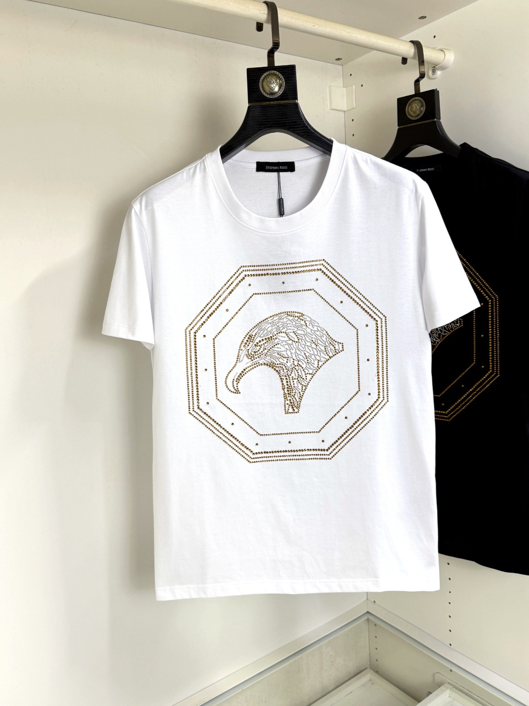 NO:844662,Stephen's new spring and summer round neck short-sleeved T-shirt, embellished with a logo design on the front, creates a basic men's item and injects new ideas into the men's wardrobe. Made of 80-count double-strand mercerized cotton fabric, the fabric has a high-end texture, is soft and silky, has excellent elasticity, is anti-wrinkle and anti-yellowing, and is not easy to deform after long-term wear and washing; size M～4XL,, T-shirt, tees, t-shirt,19860909史蒂芬 春夏新品圆领短袖T恤,正面缀饰有标识设计,打造男士基本款单品,为男士衣橱注入新意.采用80支双股丝光棉面料制成,面料质感高端、柔软丝滑,弹性优良抗皱抗黄,久穿久洗不易变形；码数M～4XL,,T-shirt,tees，t-shirt,,Men's clothing