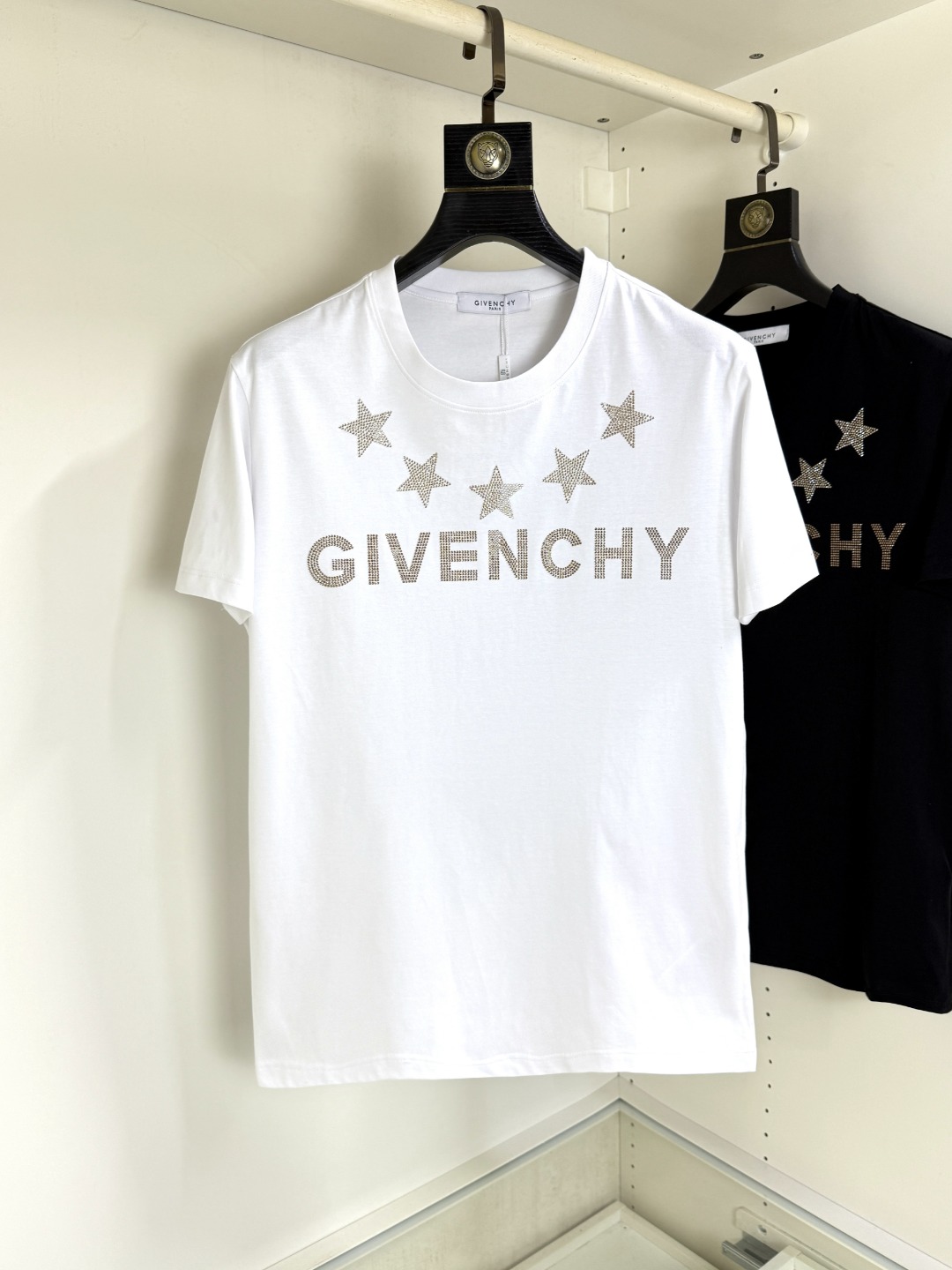 NO:844673,Givenchy's new spring and summer round neck short-sleeved T-shirt, embellished with a logo design on the front, creates a basic men's item and injects new ideas into the men's wardrobe. Made of 80-count double-strand mercerized cotton fabric, the fabric has high-end texture, soft and silky, excellent elasticity, anti-wrinkle and anti-yellowing, and is not easy to deform after long-term wear and long-term washing; size M～4XL,,givenchy,givenchy,T-shirt,tees,t-shirt,19860909Givenchy 纪梵希 春夏新品圆领短袖T恤,正面缀饰有标识设计,打造男士基本款单品,为男士衣橱注入新意.采用80支双股丝光棉面料制成,面料质感高端、柔软丝滑,弹性优良抗皱抗黄,久穿久洗不易变形；码数M～4XL,,givenchy,givenchy,T-shirt,tees，t-shirt,,Men's clothing