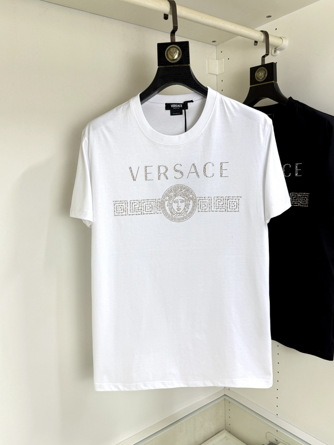 NO:844679,Versace's new spring and summer round neck short-sleeved T-shirt, embellished with a logo design on the front, creates a basic men's item and injects new ideas into the men's wardrobe. Made of 80-count double-strand mercerized cotton fabric, the fabric has a high-end texture, soft and silky, excellent elasticity, anti-wrinkle and anti-yellowing, and is not easy to deform after long-term wear and long-term washing; size M～4XL,,versace,versace,T-shirt,tees,t-shirt,19860909Versace 范思哲 春夏新品圆领短袖T恤,正面缀饰有标识设计,打造男士基本款单品,为男士衣橱注入新意.采用80支双股丝光棉面料制成,面料质感高端、柔软丝滑,弹性优良抗皱抗黄,久穿久洗不易变形；码数M～4XL,,versace,versace,T-shirt,tees，t-shirt,,Men's clothing