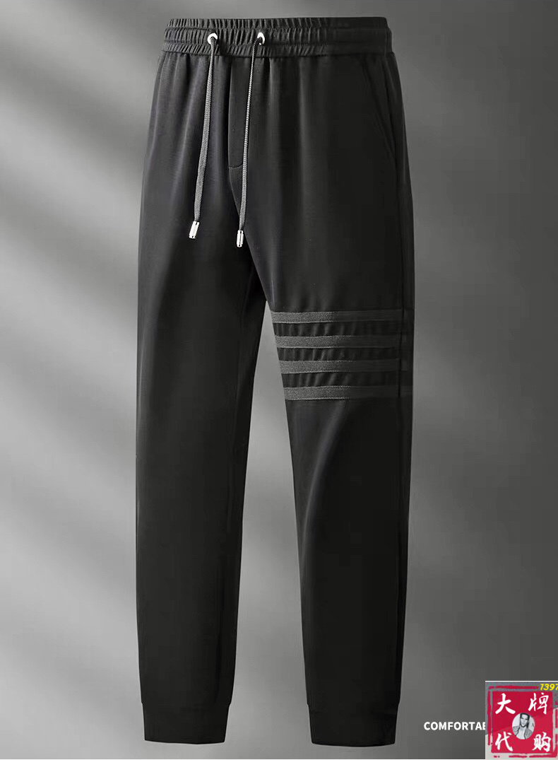 NO:826886,[TB Tom Brown] New style for spring and summer. New taste and value sharing. Popular casual pants. Very comfortable to wear. Low-key yet luxurious. Very classy to wear. Needless to say the pants style and cut. The upper body is exquisite and vivid. Really first-class and top-quality materials. Really palace-level casual pants, using Turkish cotton to produce the most famous denim fabric. The quality is outstanding. After heavy washing, the pants are very soft!  The straight-leg version is not picky and the upper body is absolutely stylish. The expert design is extremely luxurious.  Code number 29-40,,thom browne,19860909【 TB 汤姆布朗】 春夏季新款 全新品味与价值共享 爆款休闲裤 身穿着非常舒适 低调不失奢华 穿出去非常有档次,裤型款式和裁剪亦无需多言 上身精致跃然.真正一等一顶级质料 真正殿堂级的休闲裤,选用土耳其的棉花 生产出最有名的单宁布 品质卓然,经过重水洗使得裤子很柔软！直脚的版型 不挑人 上身绝对的有型 达人设计 极度奢华． 码数29-40,,thom browne,,Men's clothing