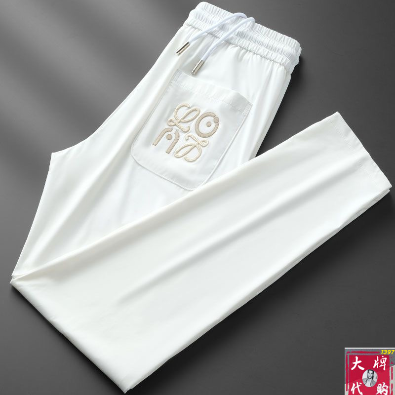 NO:826866,[Loewe Loewe] Spring and summer new style, new taste and value sharing, popular casual pants, very comfortable to wear, low-key yet luxurious, very classy to wear, the style and tailoring of the pants needless to say, the upper body is exquisite and vivid. Real first-class top quality casual pants, truly palace-level casual pants, using Turkish cotton to produce the most famous denim fabric. The quality is outstanding, and after heavy washing, the pants are very soft!  The straight-leg version is not picky and the upper body is absolutely stylish. The expert design is extremely luxurious.  Code number 29-40,,loewe,loewe,19860909【 Loewe 罗意威】 春夏季新款 全新品味与价值共享 爆款休闲裤 身穿着非常舒适 低调不失奢华 穿出去非常有档次,裤型款式和裁剪亦无需多言 上身精致跃然.真正一等一顶级质料 真正殿堂级的休闲裤,选用土耳其的棉花 生产出最有名的单宁布 品质卓然,经过重水洗使得裤子很柔软！直脚的版型 不挑人 上身绝对的有型 达人设计 极度奢华． 码数29-40,,loewe,loewe,,Men's clothing