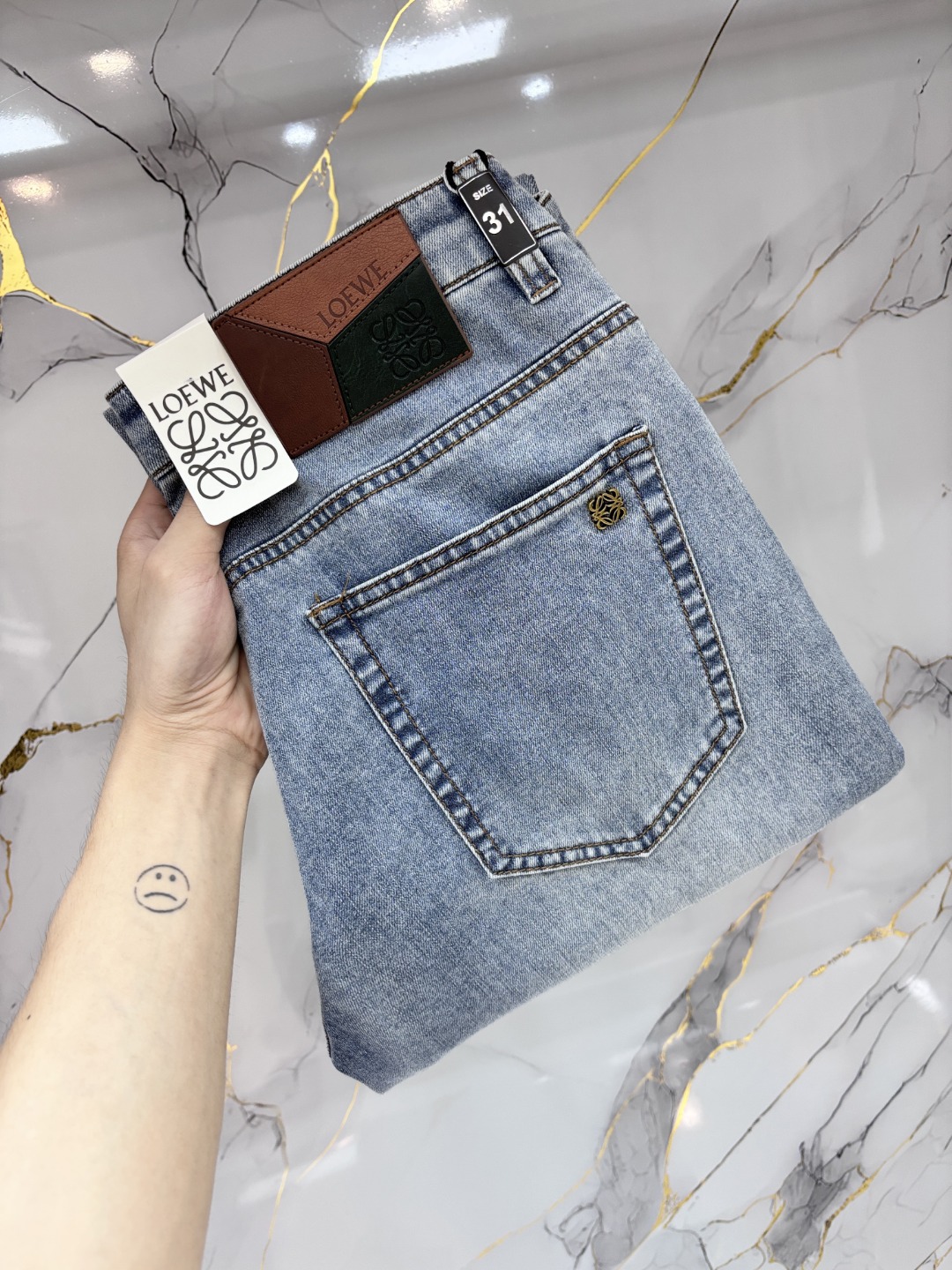 NO:826923,Loewe Luo Yiwei's hottest new products are coming. The physical store has the best original 1:1 jeans counter, suitable for all ages. The highest version of European imported fabrics on the market. Comfortable, soft and skin-friendly, the upper body effect is super fashionable and versatile, straight and stylish, a wardrobe must-have!  Suitable for any occasion, sizes 30-40,,loewe,loewe,jeans,19860909Loewe 罗意威 爆款来袭 新款新品 实体店已极品牛仔裤专柜原版1:1好货,适合各个年龄段.市场最高版本的欧洲进口面料.舒适柔软亲肤,上身效果超级棒时尚百搭,笔挺有型,衣橱必备！适合任何场合穿着 尺码30-40,,loewe,loewe,jeans,,Men's clothing