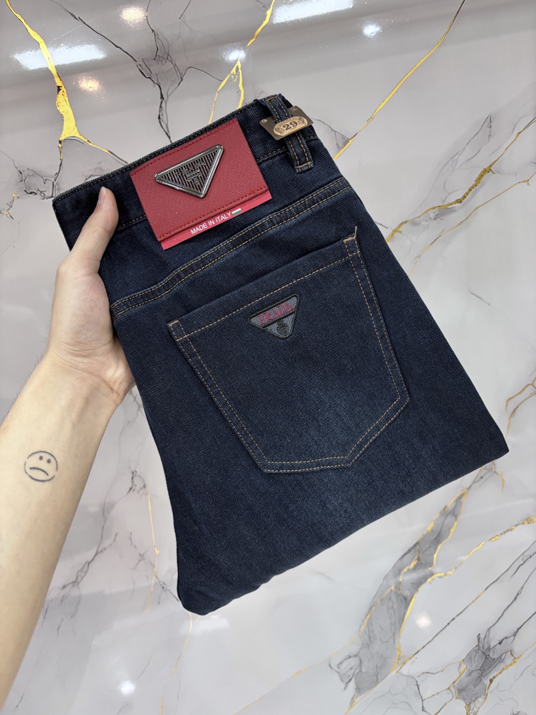 NO:837514,Prada's hottest new products are coming. The physical stores have the best jeans counters with original 1:1 quality products, suitable for all ages. The highest version of European imported fabrics on the market. Comfortable, soft and skin-friendly, the upper body effect is super fashionable and versatile, straight and stylish, a wardrobe must-have!  Suitable for any occasion, sizes 30-40, prada, prada, jeans,19860909Prada 普拉达 爆款来袭 新款新品 实体店已极品牛仔裤专柜原版1:1好货,适合各个年龄段.市场最高版本的欧洲进口面料.舒适柔软亲肤,上身效果超级棒时尚百搭,笔挺有型,衣橱必备！适合任何场合穿着 尺码30-40,,prada,prada,jeans,,Men's clothing