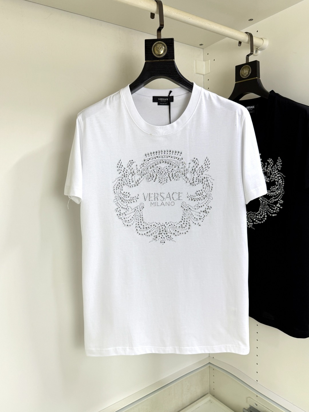 NO:847117,Versace's new summer heavy-duty rhinestone Medusa round-neck short-sleeved T-shirt, the latest synchronization, creates a basic men's item and injects new ideas into the men's wardrobe. Made of soft cotton double-sided knitted long-staple cotton + modal cotton fabric, the fabric is fine, soft and drapey, full of cotton feel, excellent upper body comfort, and not easy to deform after long-term wear and washing; color black white code size M～4XL,,versace,versace,T-shirt,tees,t-shirt,19860909Versace 范思哲 夏季新品重工水钻Medusa圆领短袖T恤,最新同步,打造男士基本款单品,为男士衣橱注入新意.采用柔软棉质双面针织长绒棉+莫代尔棉面料制成,面料细腻、柔感垂顺、棉感十足、上身舒适度极佳,久穿久洗不易变形；颜色黑色 白色 码数M～4XL,,versace,versace,T-shirt,tees，t-shirt,,Men's clothing