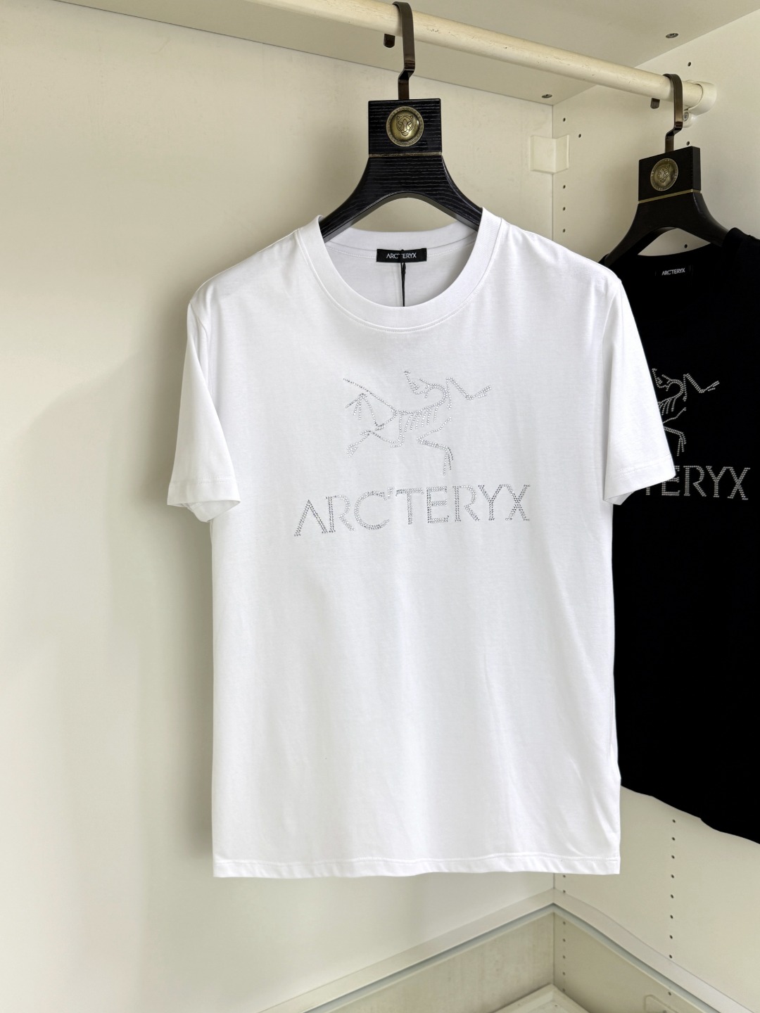 NO:826950,Arc'teryx's new summer round-neck short-sleeved T-shirt, the latest synchronization, creates a basic men's item and injects new ideas into the men's wardrobe. Made of soft cotton double-sided knitted long-staple cotton + modal cotton fabric, the fabric is fine, soft and drapey, full of cotton feel, excellent upper body comfort, and not easy to deform after long-term wear and washing; color black white code size M ~ 4XL, arc'teryx, T-shirt, tees, t-shirt,19860909始祖鸟 夏季新品圆领短袖T恤,最新同步,打造男士基本款单品,为男士衣橱注入新意.采用柔软棉质双面针织长绒棉+莫代尔棉面料制成,面料细腻、柔感垂顺、棉感十足、上身舒适度极佳,久穿久洗不易变形；颜色黑色 白色 码数M～4XL,arc'teryx,T-shirt,tees，t-shirt,,Men's clothing