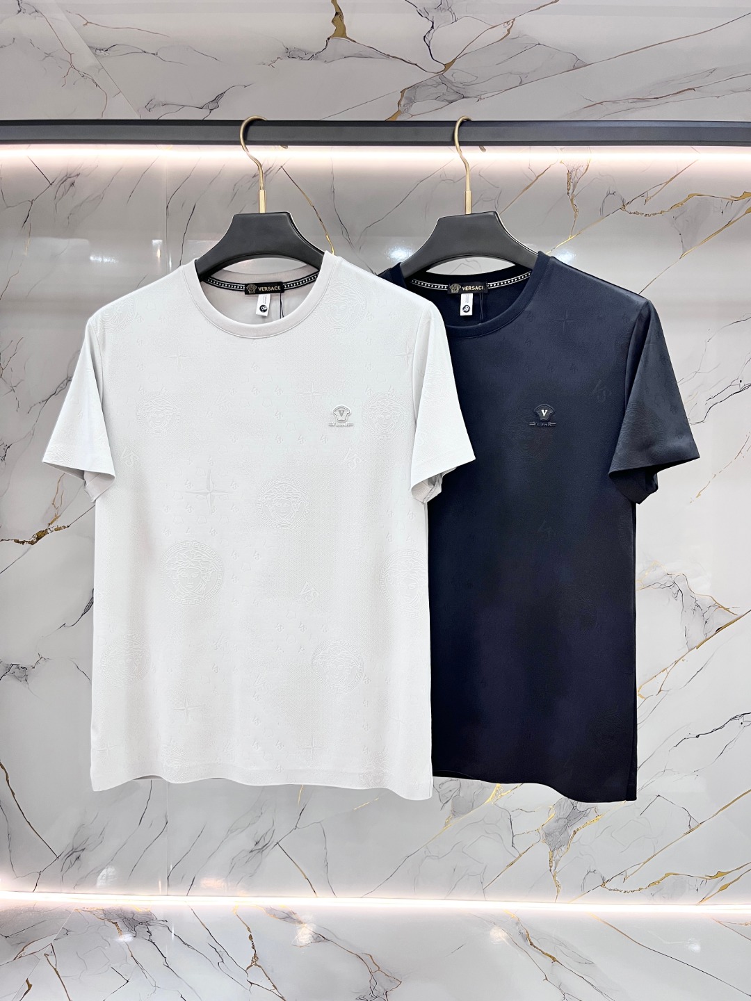 NO:826997,Versace Versace spring and summer new style debuts the latest short-sleeved round neck T-shirt, high-end custom design, avant-garde and fashionable!  Brand logo heavy craftsmanship printing design. Comfortable to wear. Exquisite stitching. Fine workmanship. The upper body effect is incomparably handsome!  Size M-3XL,,versace,versace,T-shirt,tees,t-shirt,19860909Versace 范思哲 春夏新款首发最新款短袖圆领T恤 高端订制 设计前卫时尚！品牌logo重工艺印花设计 .穿着舒适.级别精致车线.做工精细.上身效果无敌帅气！码数M-3XL,,versace,versace,T-shirt,tees，t-shirt,,Men's clothing